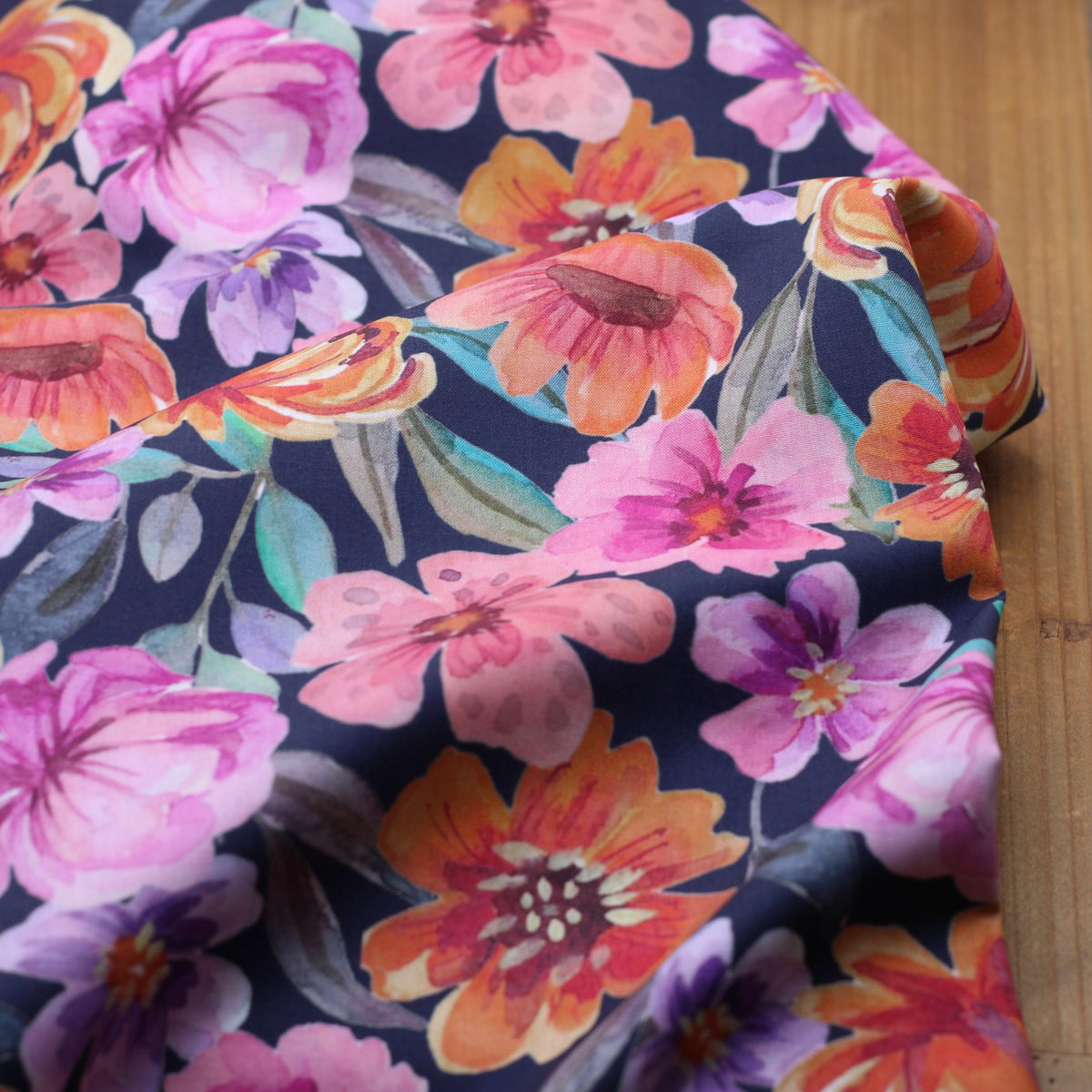 Tissu popeline de coton fleuri - CAMELIA - Bleu Marine (Vendu x10cm) Tissus Sélection Gaspard & Léonie | Gaspard et Léonie Tissus en ligne et Mercerie à Toulouse
