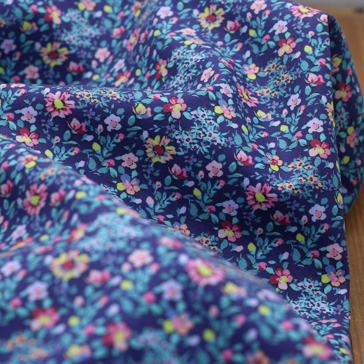 Tissu popeline de coton fleuri - FLOWER MINI - Bleu marine (Vendu x10cm) Tissus Sélection Gaspard & Léonie | Gaspard et Léonie Tissus en ligne et Mercerie à Toulouse