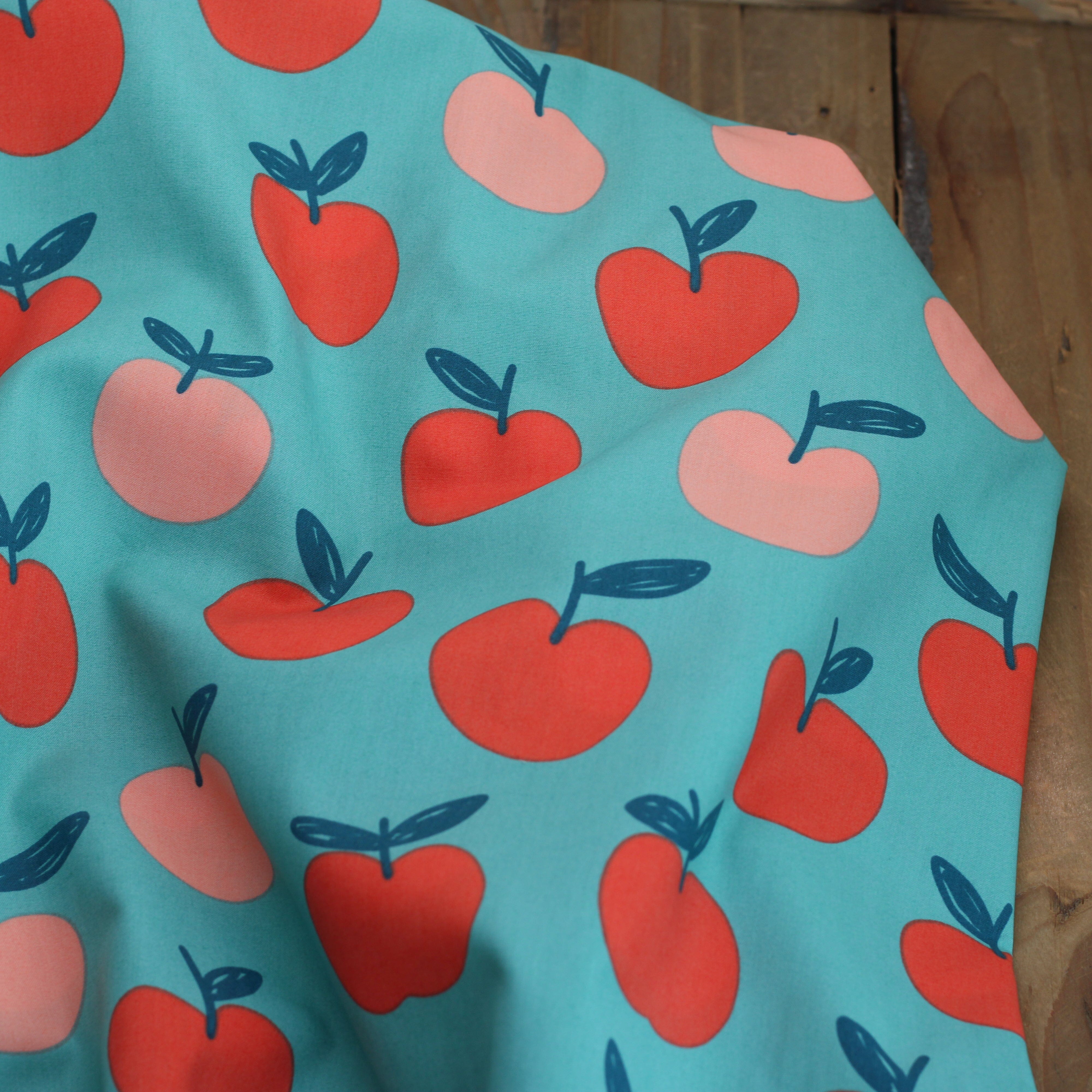 Tissu Popeline de coton - Pommes - Bleu turquoise (Vendu x10cm) Tissus POPPY Design For You | Gaspard et Léonie Tissus en ligne et Mercerie à Toulouse