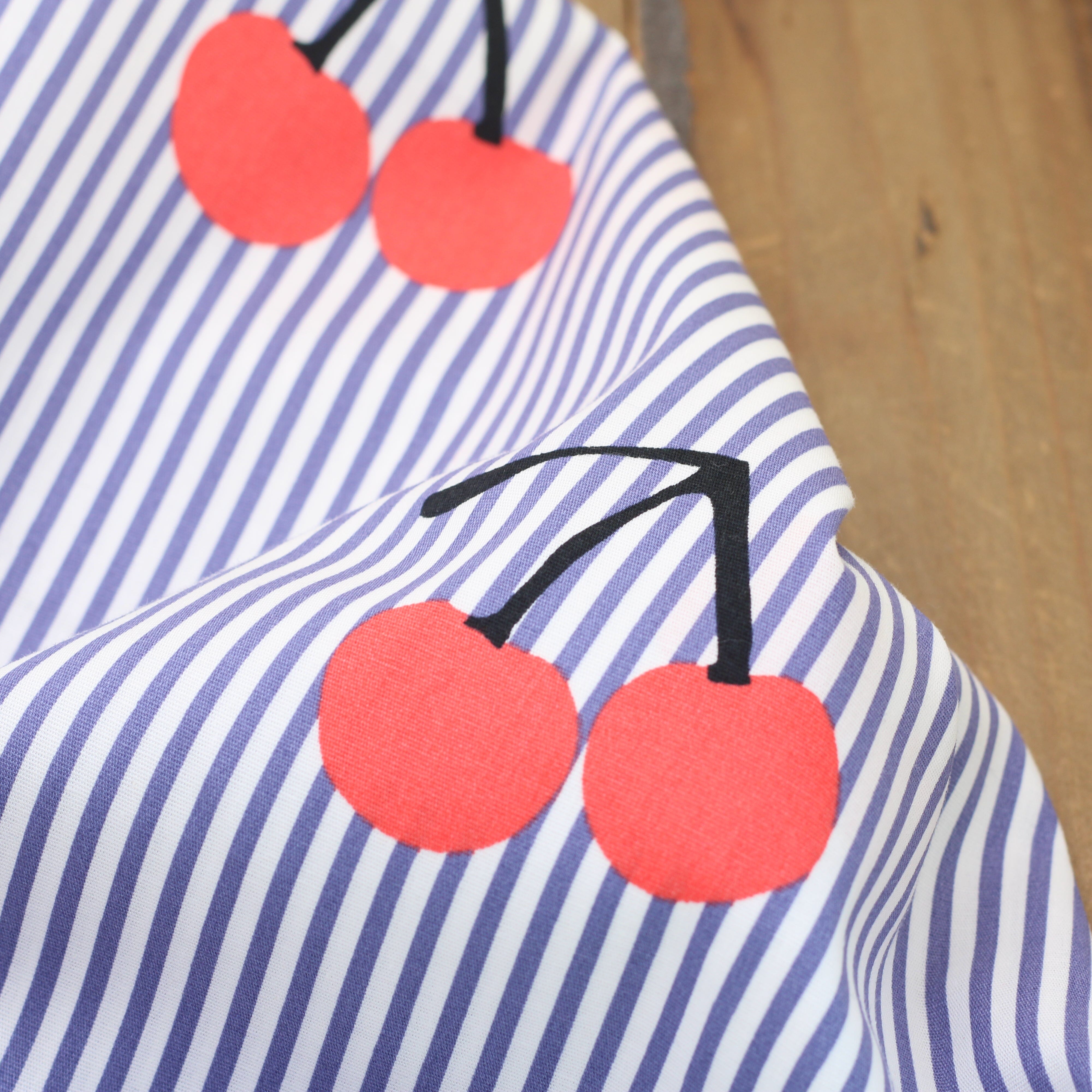 Tissu popeline de coton Stretch rayé - CERISES - Bleu / Blanc (Vendu x10cm) Tissus Sélection Gaspard & Léonie | Gaspard et Léonie Tissus en ligne et Mercerie à Toulouse