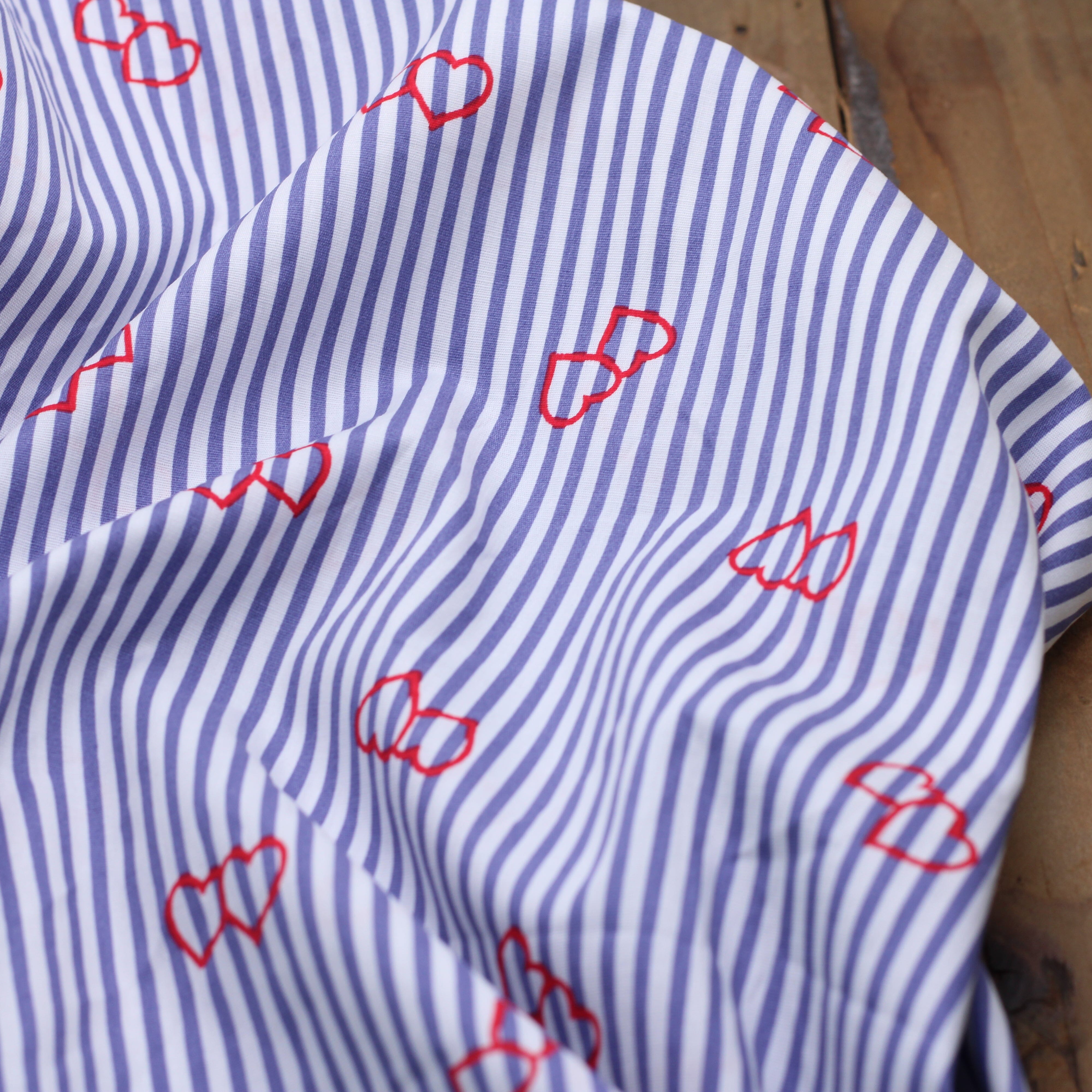Tissu popeline de coton Stretch rayé - Coeurs - Bleu / Blanc (Vendu x10cm) Tissus Sélection Gaspard & Léonie | Gaspard et Léonie Tissus en ligne et Mercerie à Toulouse