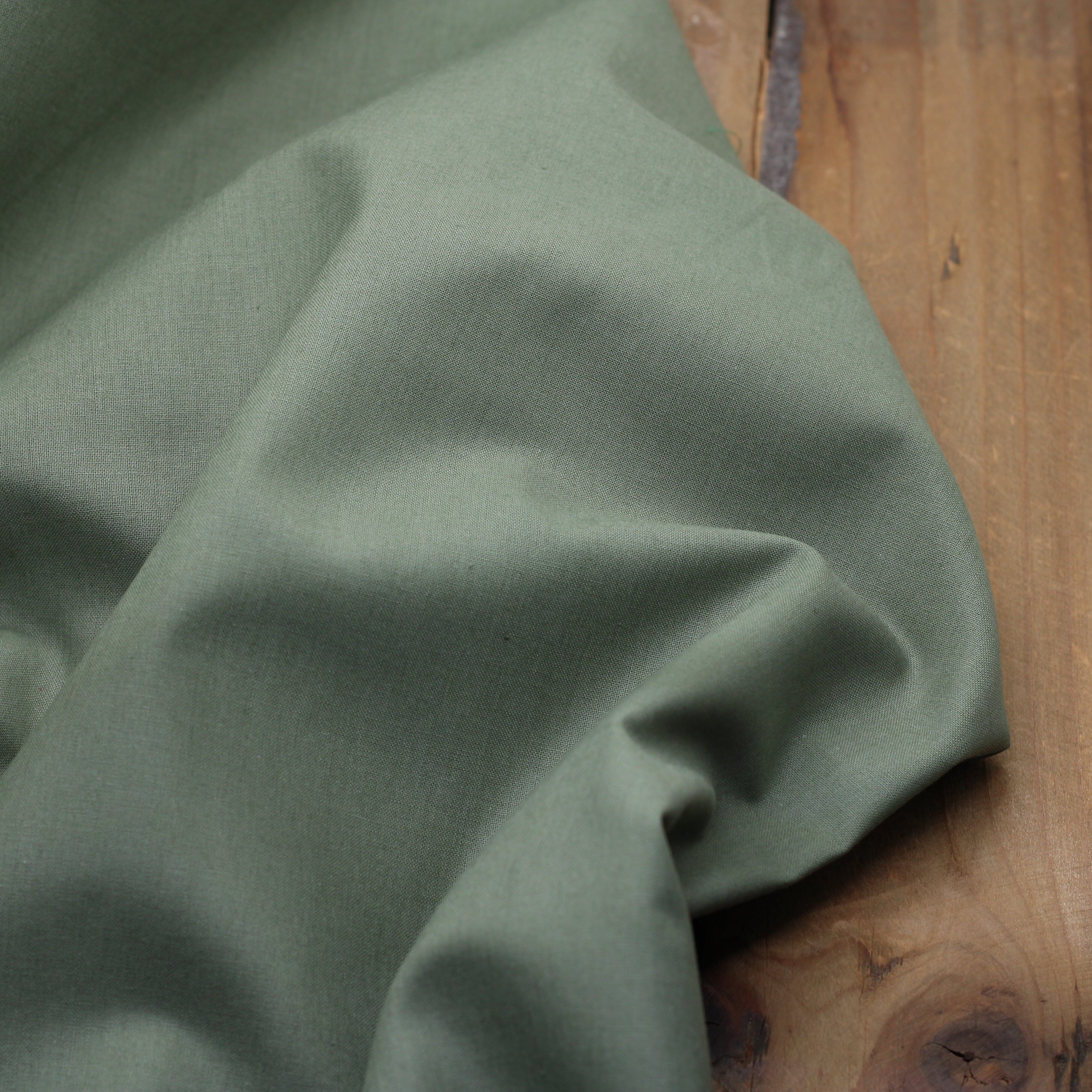 Tissu popeline de coton uni Kaki (Vendu x10cm) Tissus Sélection Gaspard & Léonie | Gaspard et Léonie Tissus en ligne et Mercerie à Toulouse