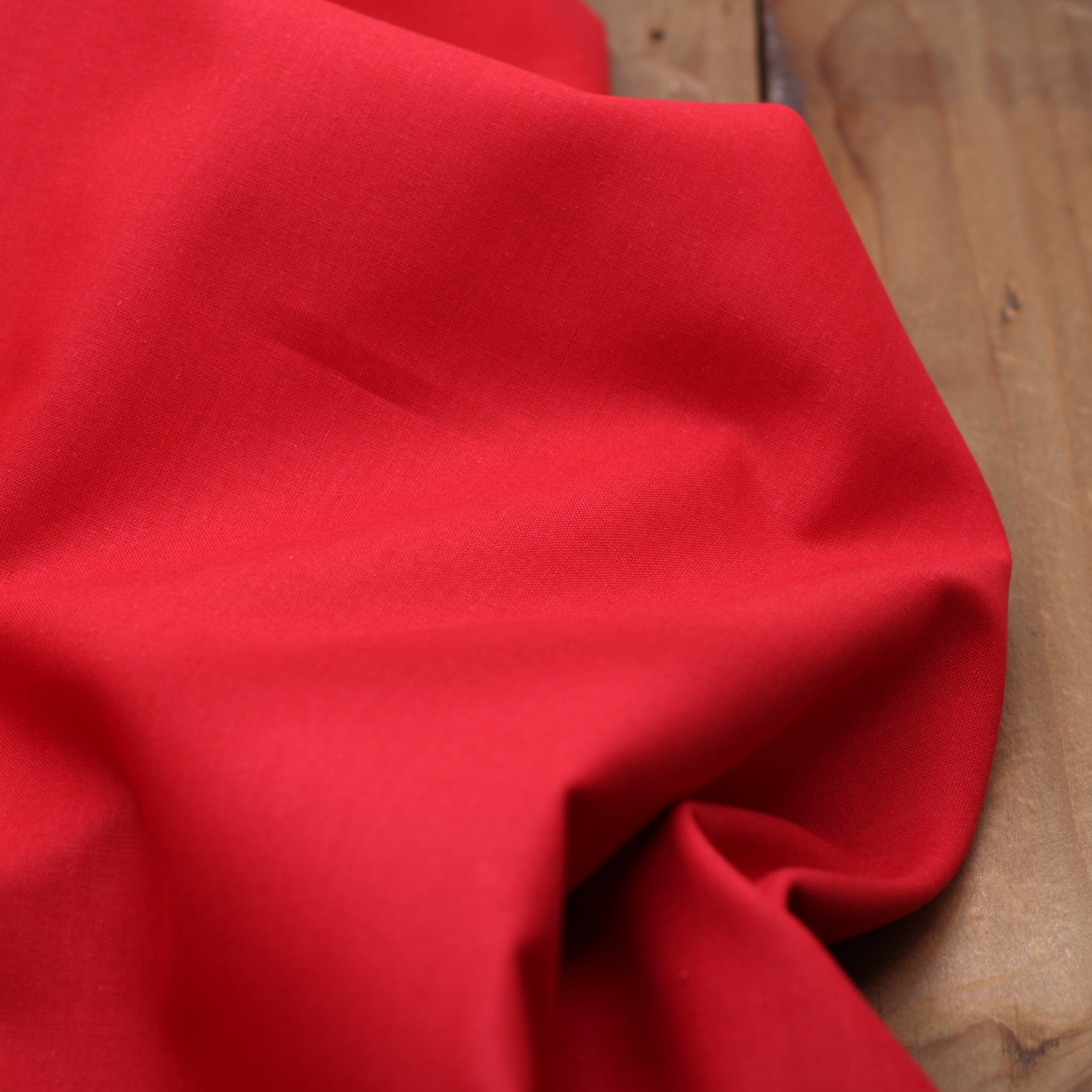 Tissu popeline de coton uni rouge (Vendu x10cm) Tissus Sélection Gaspard & Léonie | Gaspard et Léonie Tissus en ligne et Mercerie à Toulouse