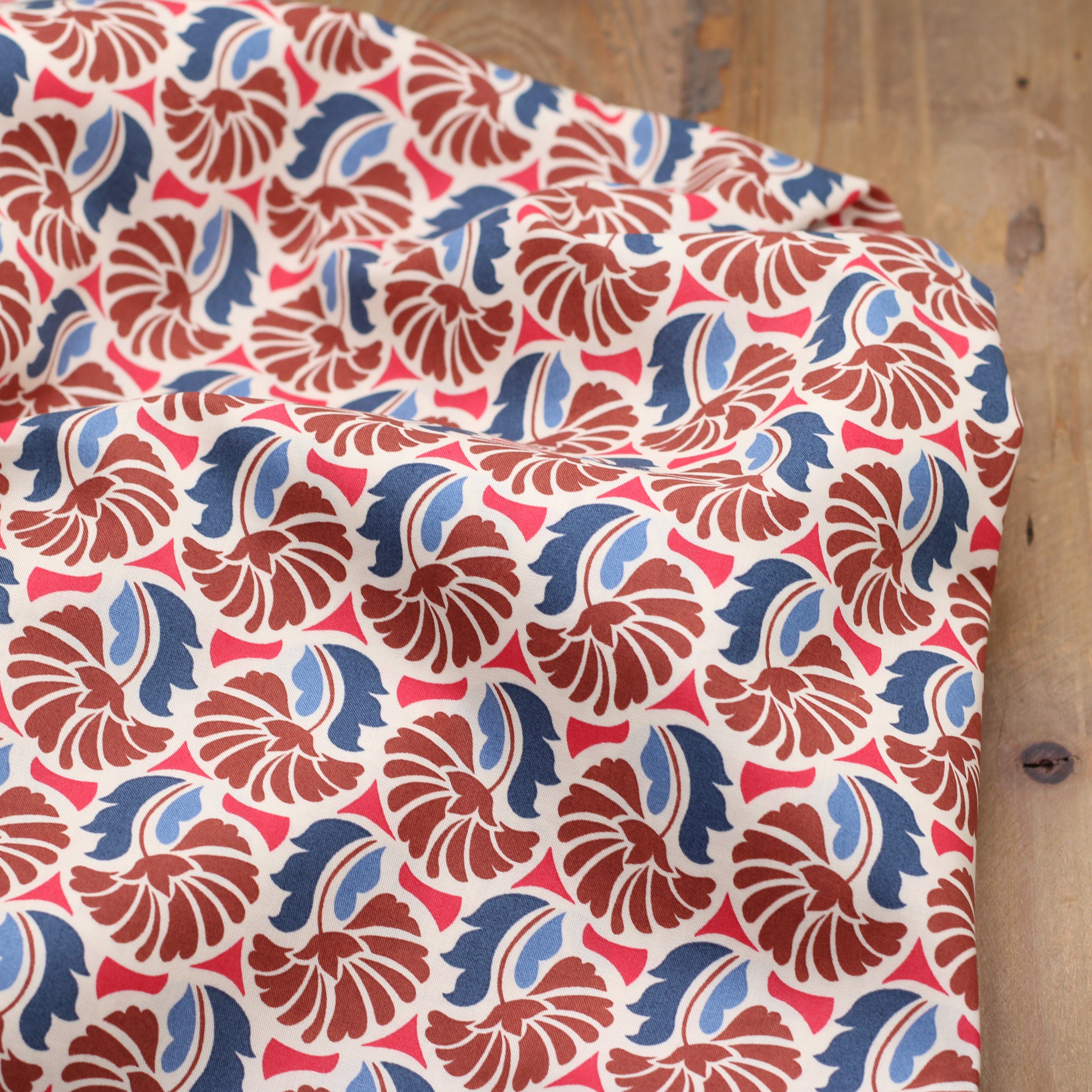 Tissu Popeline de coton - VINTAGE FLOWERS - Bleu/rouge (Vendu x10cm) Tissus POPPY Design For You | Gaspard et Léonie Tissus en ligne et Mercerie à Toulouse