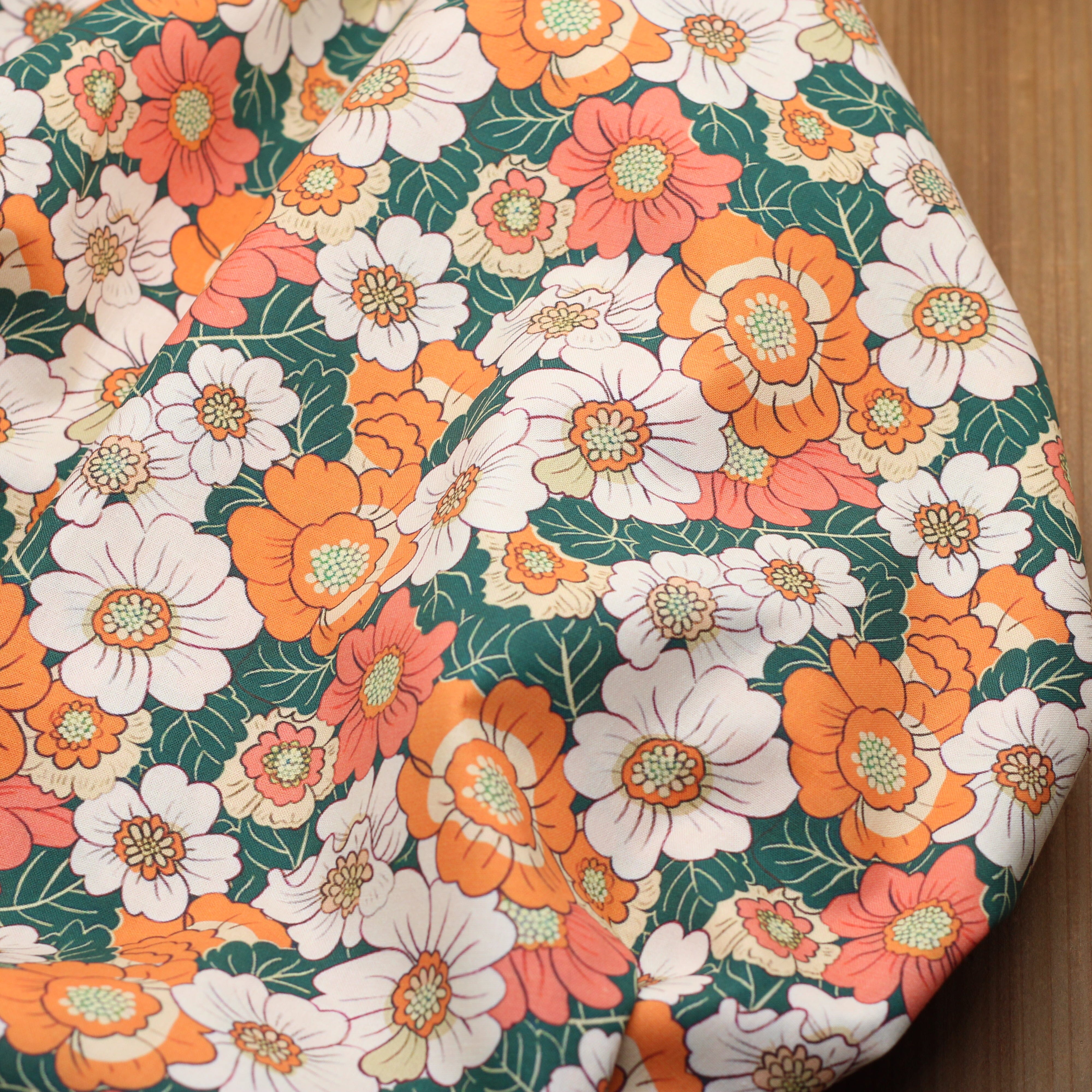 Tissu popeline de coton - VINTAGE FLOWERS - Vert/Orange (vendu x10cm) Tissus Sélection Gaspard & Léonie | Gaspard et Léonie Tissus en ligne et Mercerie à Toulouse
