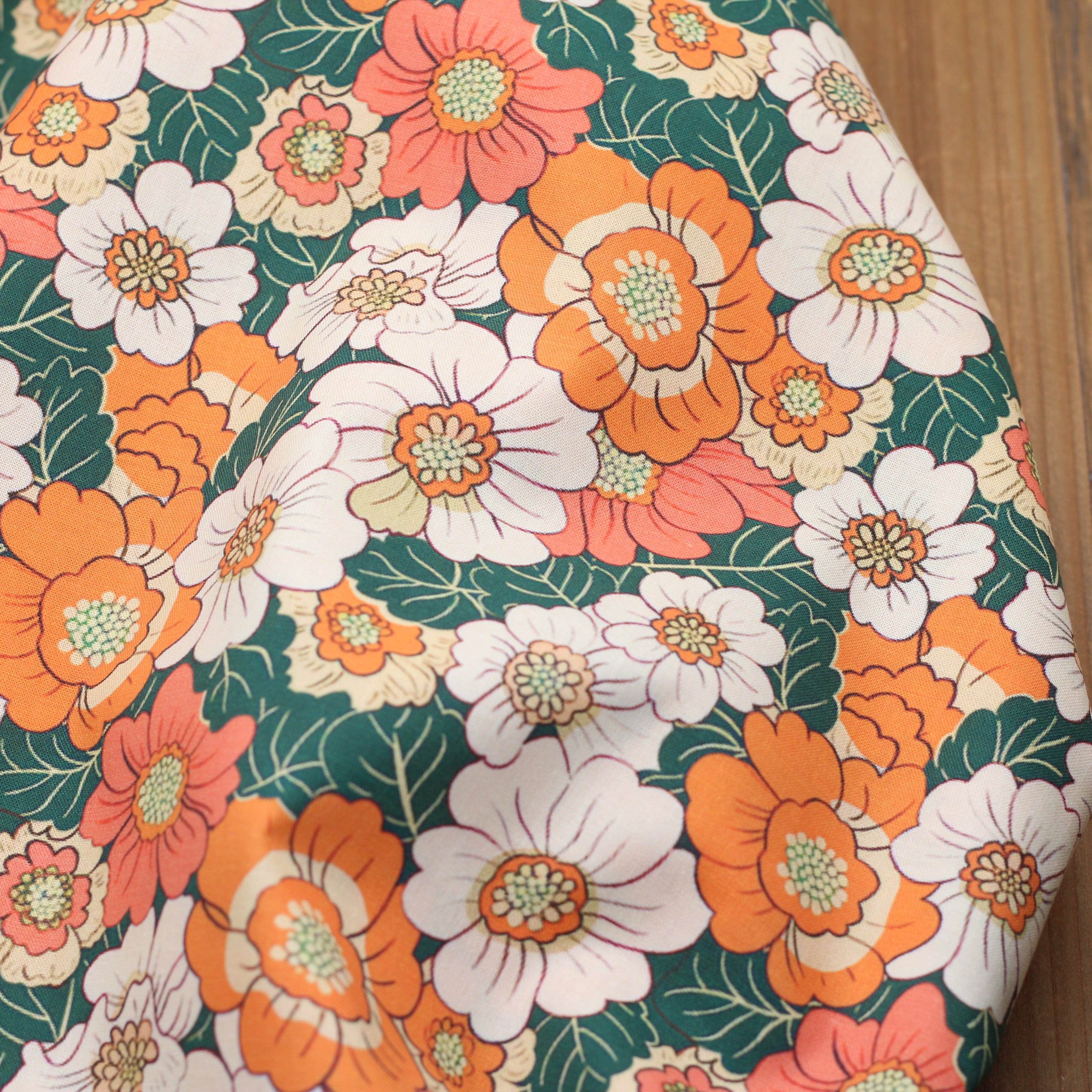 Tissu popeline de coton - VINTAGE FLOWERS - Vert/Orange (vendu x10cm) Tissus Sélection Gaspard & Léonie | Gaspard et Léonie Tissus en ligne et Mercerie à Toulouse