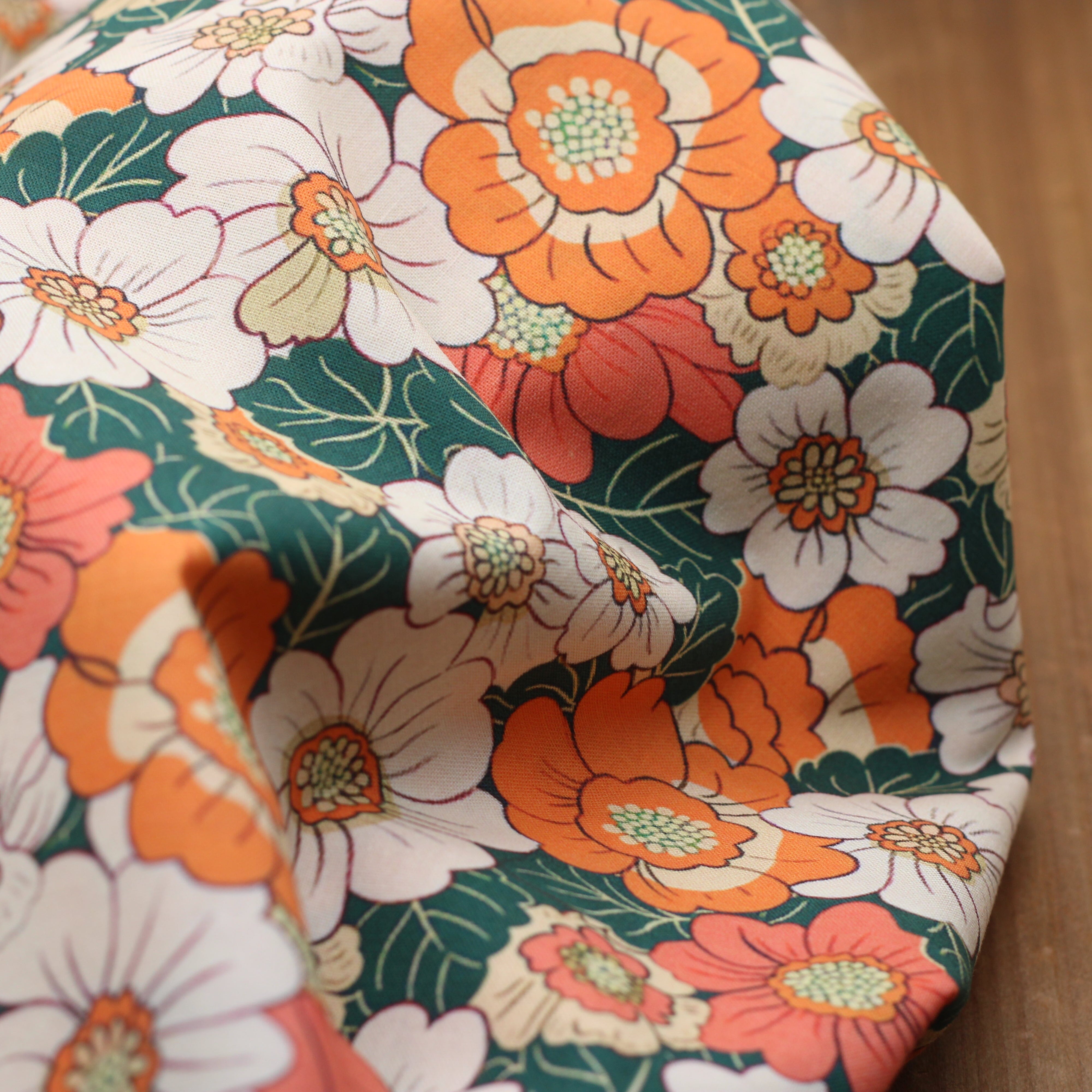 Tissu popeline de coton - VINTAGE FLOWERS - Vert/Orange (vendu x10cm) Tissus Sélection Gaspard & Léonie | Gaspard et Léonie Tissus en ligne et Mercerie à Toulouse