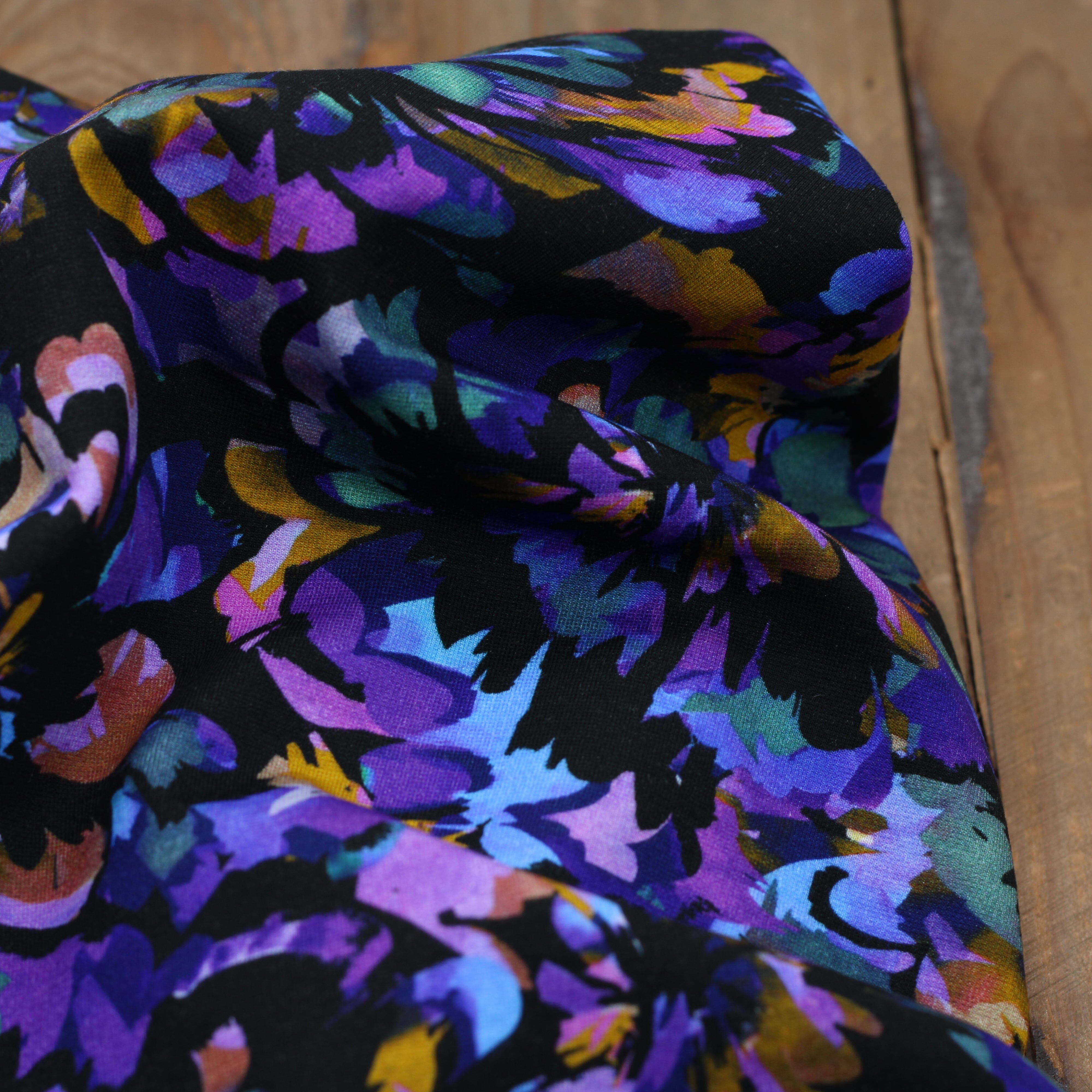 Tissu Punta di Roma - Jersey de viscose - BLUE FLOWERS - Noir(Vendu x10cm) Tissus Sélection Gaspard & Léonie | Gaspard et Léonie Tissus en ligne et Mercerie à Toulouse