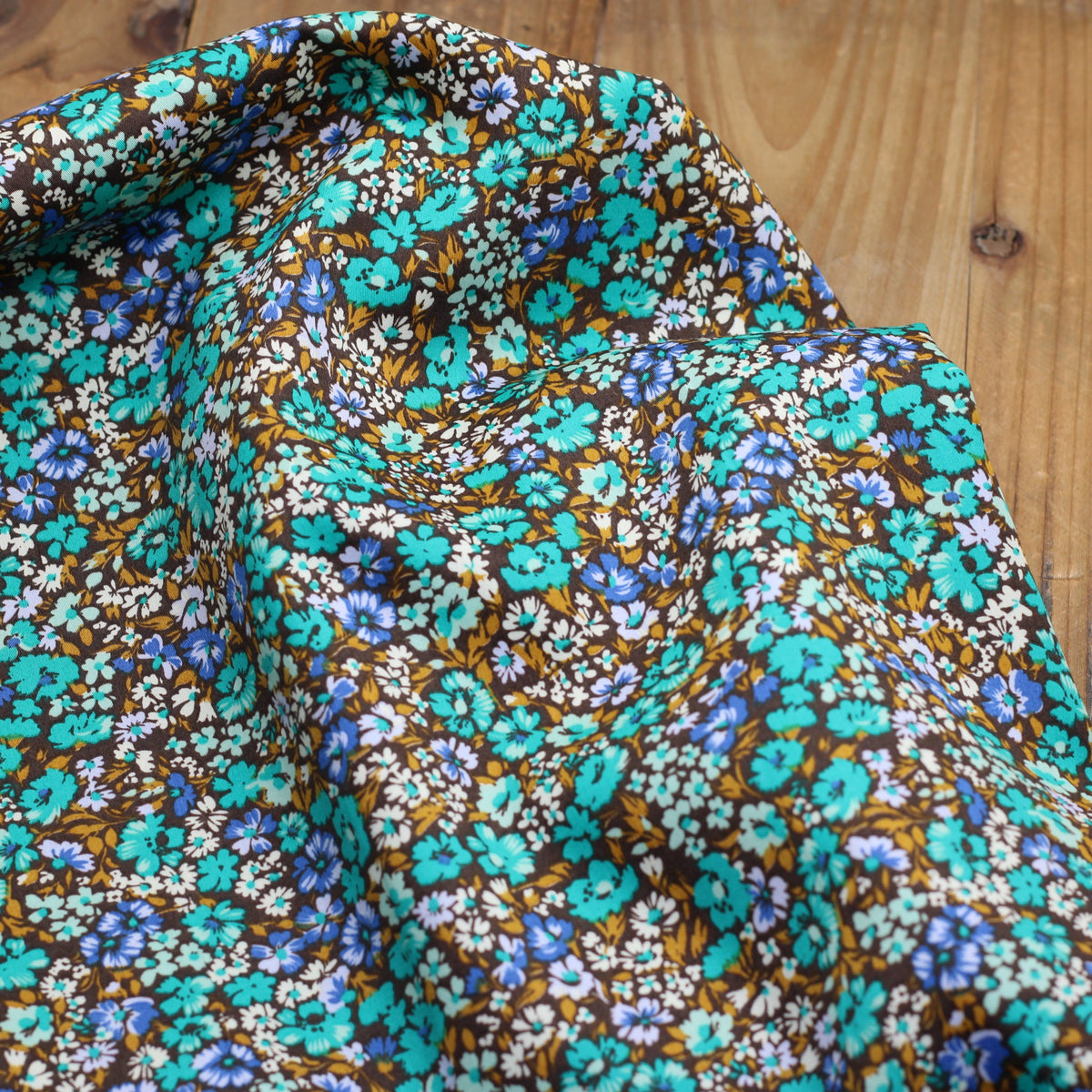 Tissu Satin de coton - PETITES FLEURS - Bleu/Vert (Vendu x10cm) Tissus Sélection Gaspard & Léonie | Gaspard et Léonie Tissus en ligne et Mercerie à Toulouse