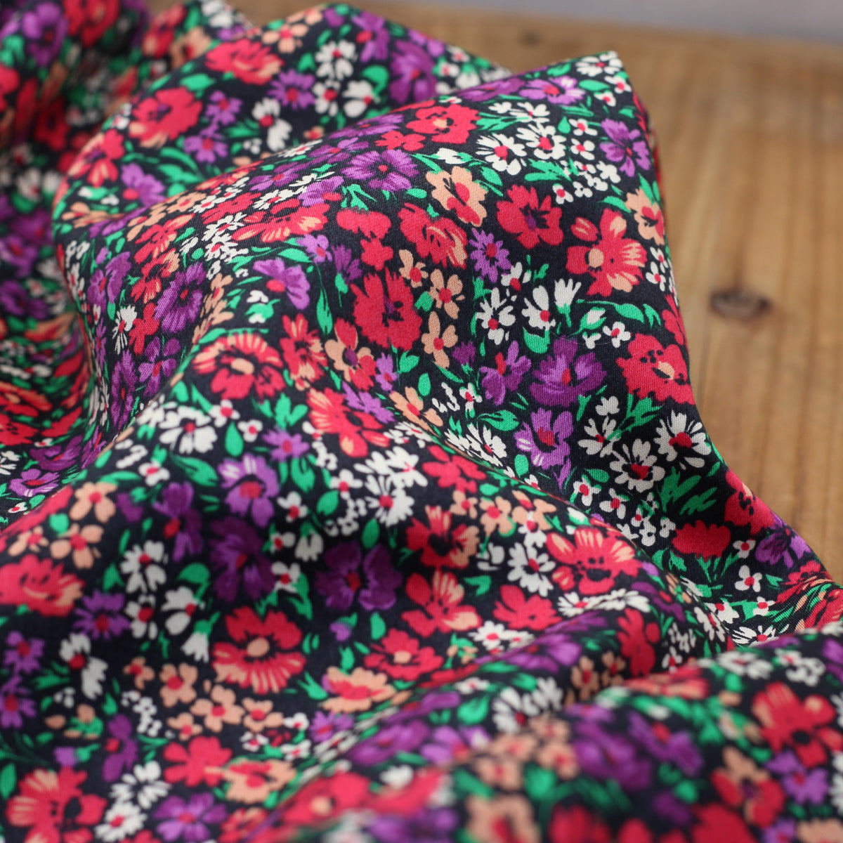 Tissu Satin de coton - PETITES FLEURS - Rouge/Violet (Vendu x10cm) Tissus Sélection Gaspard & Léonie | Gaspard et Léonie Tissus en ligne et Mercerie à Toulouse