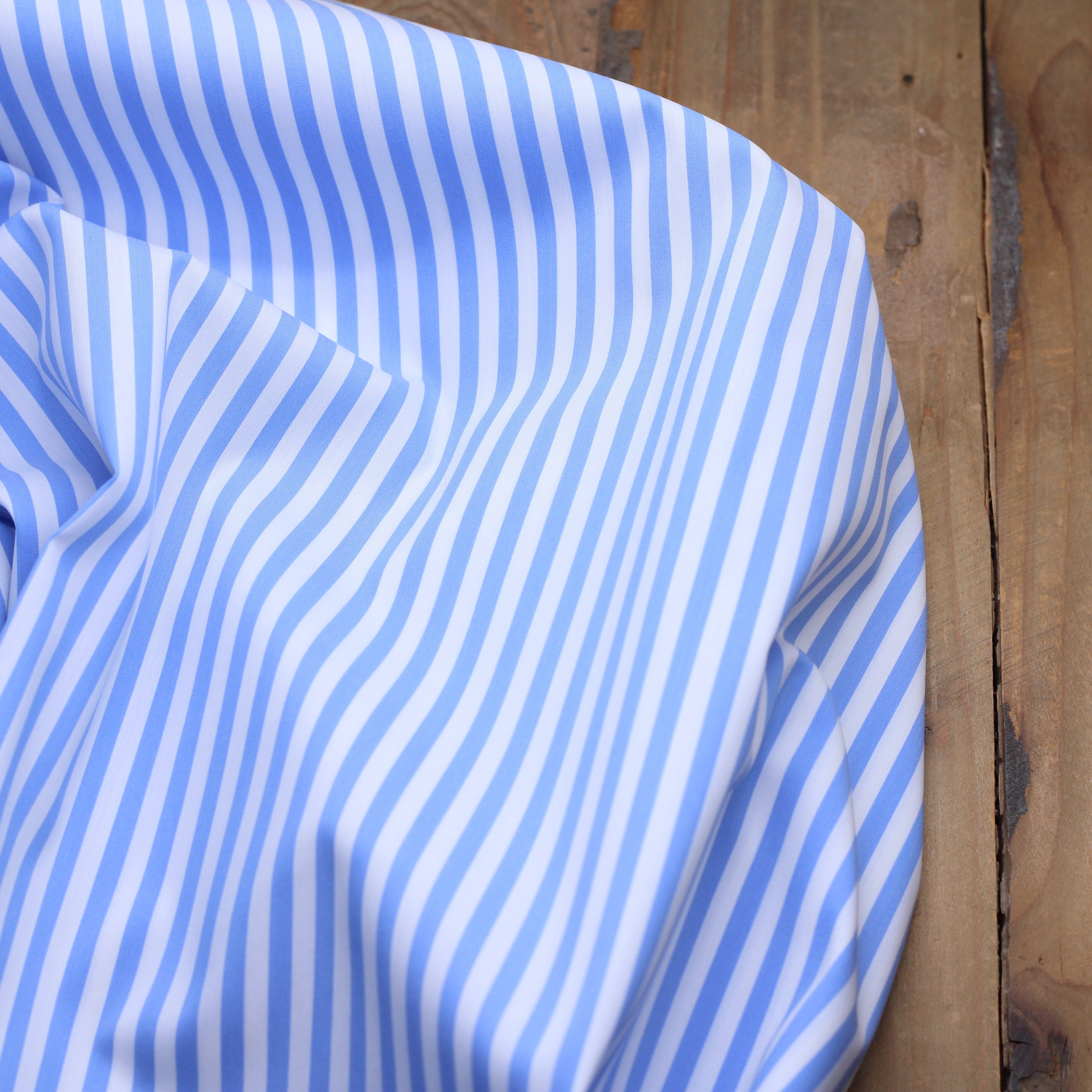 Tissu Satin de coton stretch - RAYE - Blanc/Bleu (Vendu x10cm) Tissus Sélection Gaspard & Léonie | Gaspard et Léonie Tissus en ligne et Mercerie à Toulouse