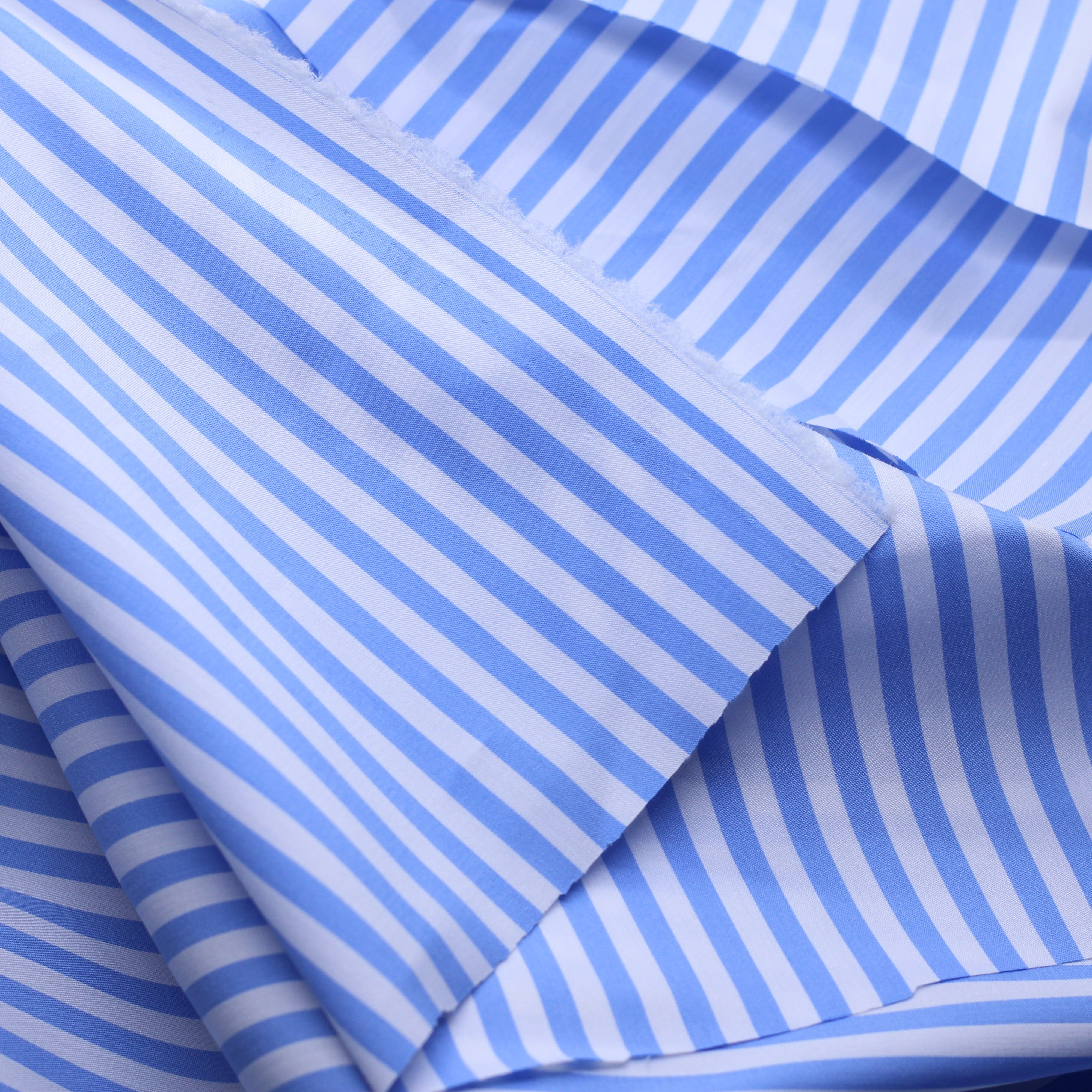 Tissu Satin de coton stretch - RAYE - Blanc/Bleu (Vendu x10cm) Tissus Sélection Gaspard & Léonie | Gaspard et Léonie Tissus en ligne et Mercerie à Toulouse