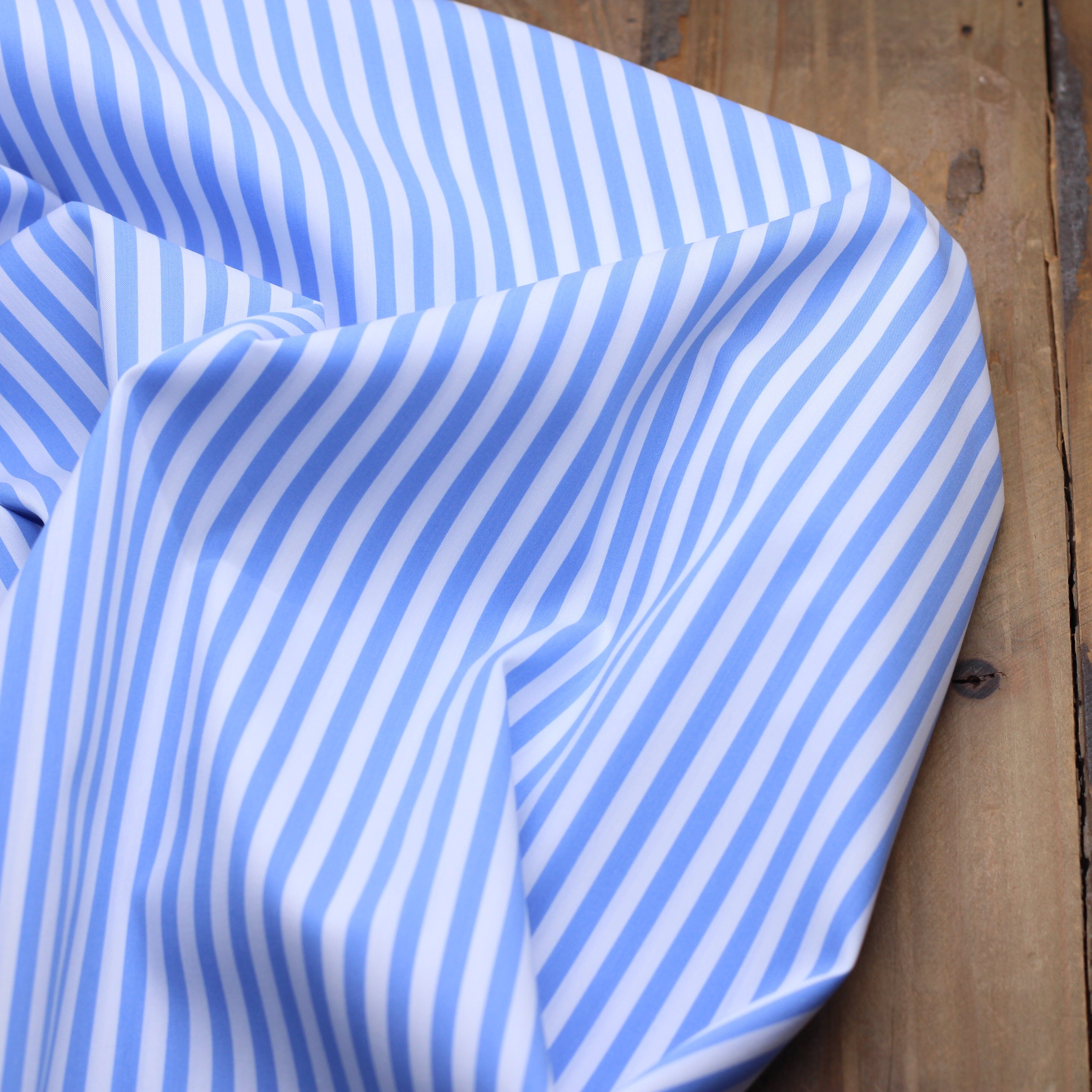 Tissu Satin de coton stretch - RAYE - Blanc/Bleu (Vendu x10cm) Tissus Sélection Gaspard & Léonie | Gaspard et Léonie Tissus en ligne et Mercerie à Toulouse