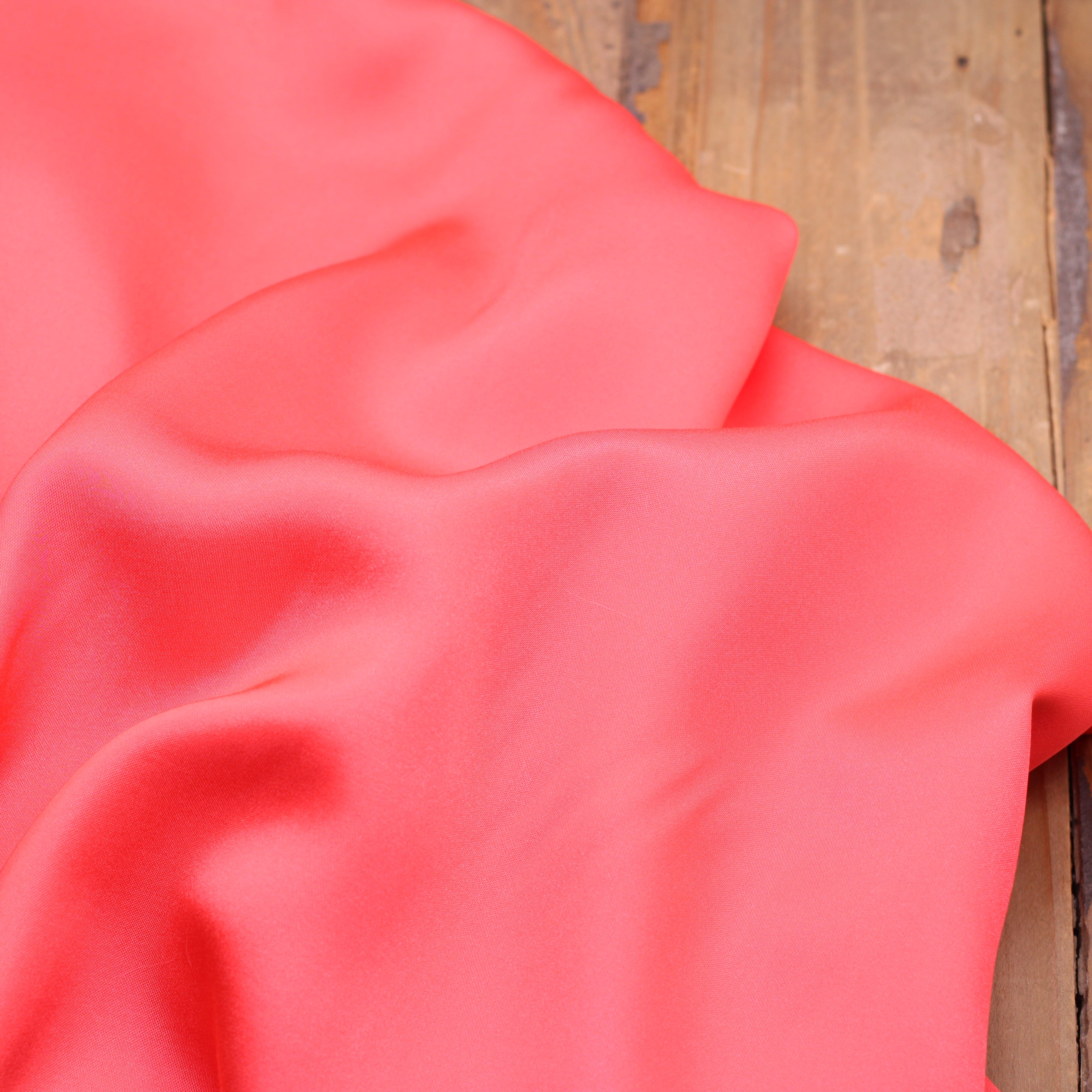 Tissu satin de viscose - Corail (Vendu x10cm) Tissus Sélection Gaspard & Léonie | Gaspard et Léonie Tissus en ligne et Mercerie à Toulouse