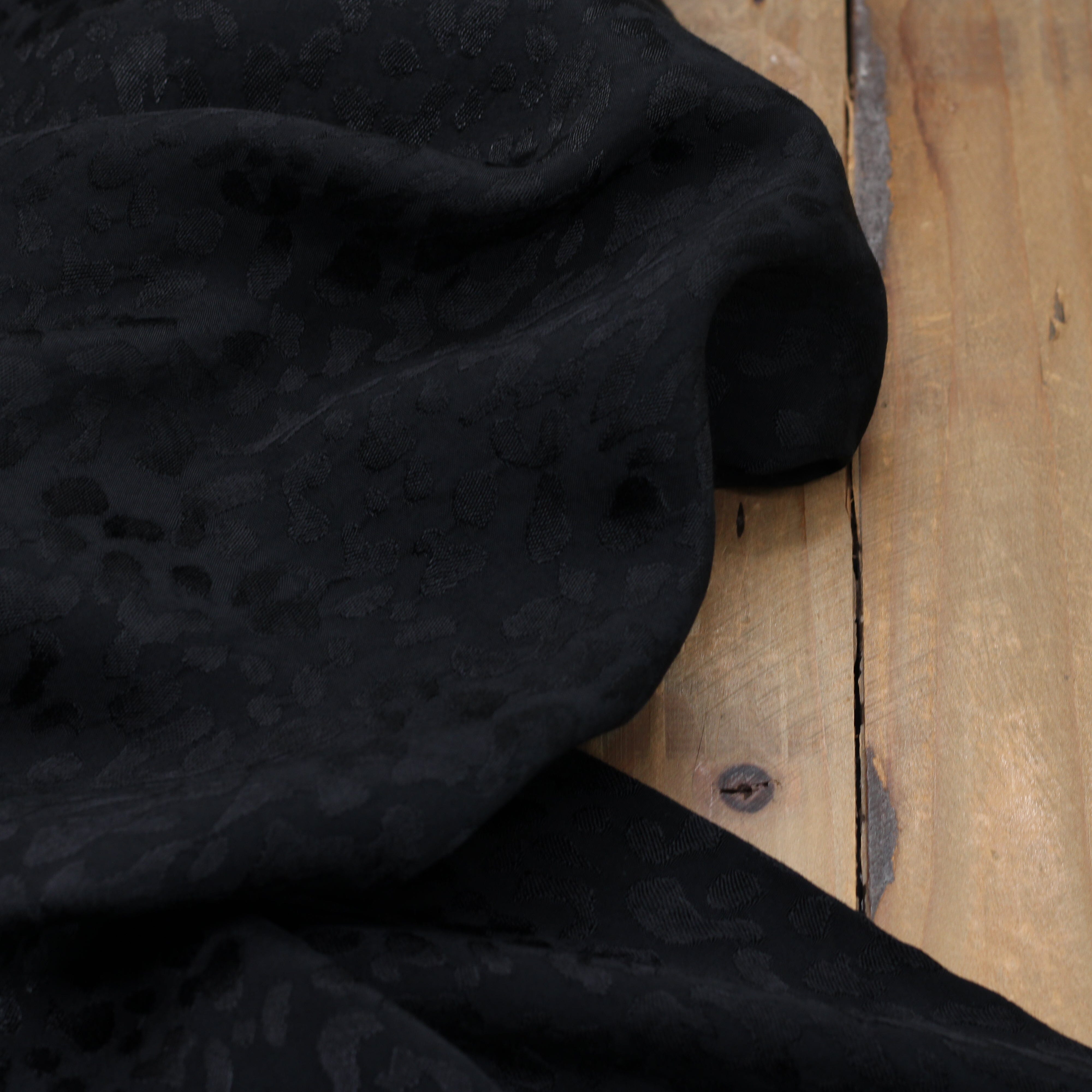 Tissu satin de viscose Jaquard - LEOPARD - Noir (Vendu x10cm) Tissus Sélection Gaspard & Léonie | Gaspard et Léonie Tissus en ligne et Mercerie à Toulouse