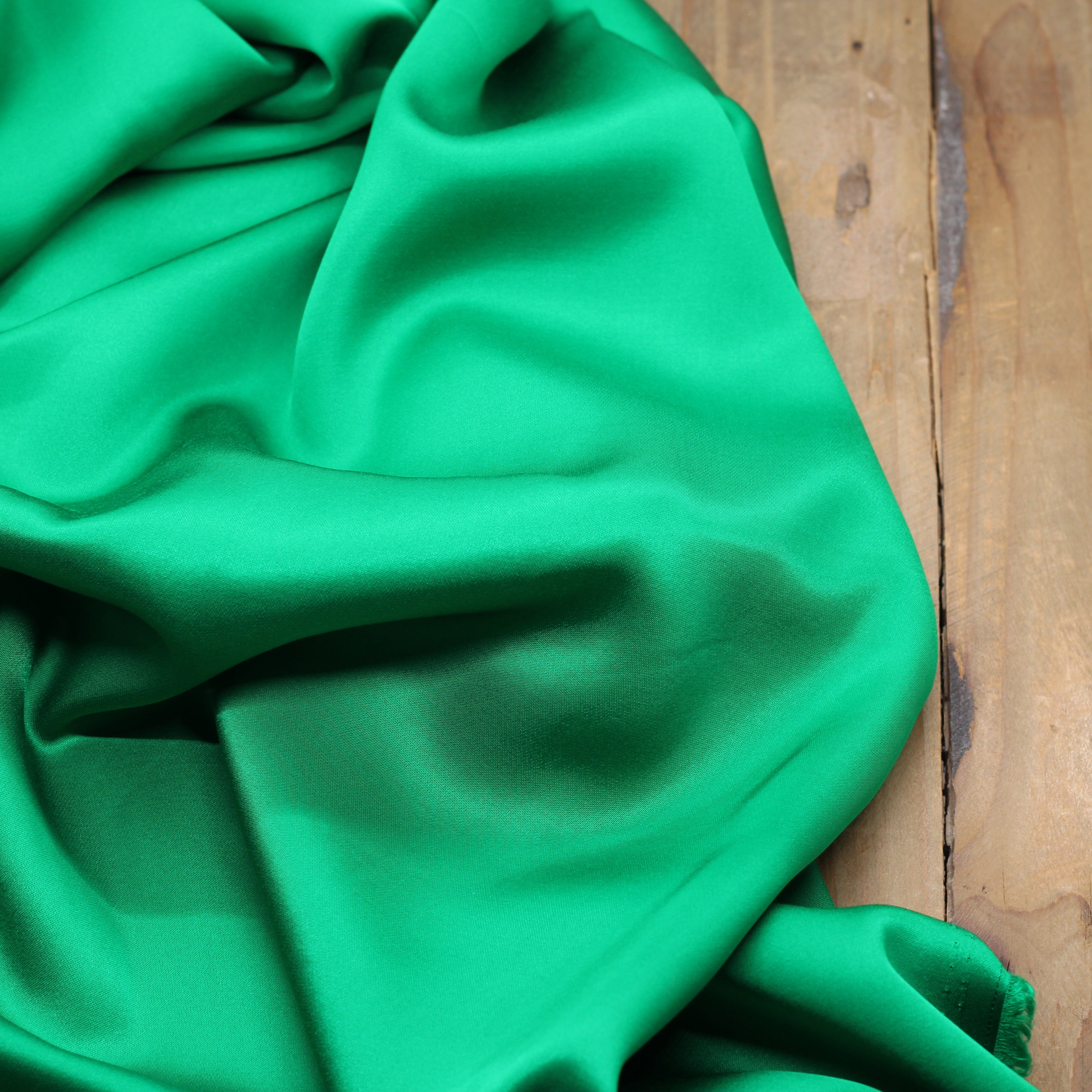 Tissu satin de viscose - Vert prairie (Vendu x10cm) Tissus Sélection Gaspard & Léonie | Gaspard et Léonie Tissus en ligne et Mercerie à Toulouse