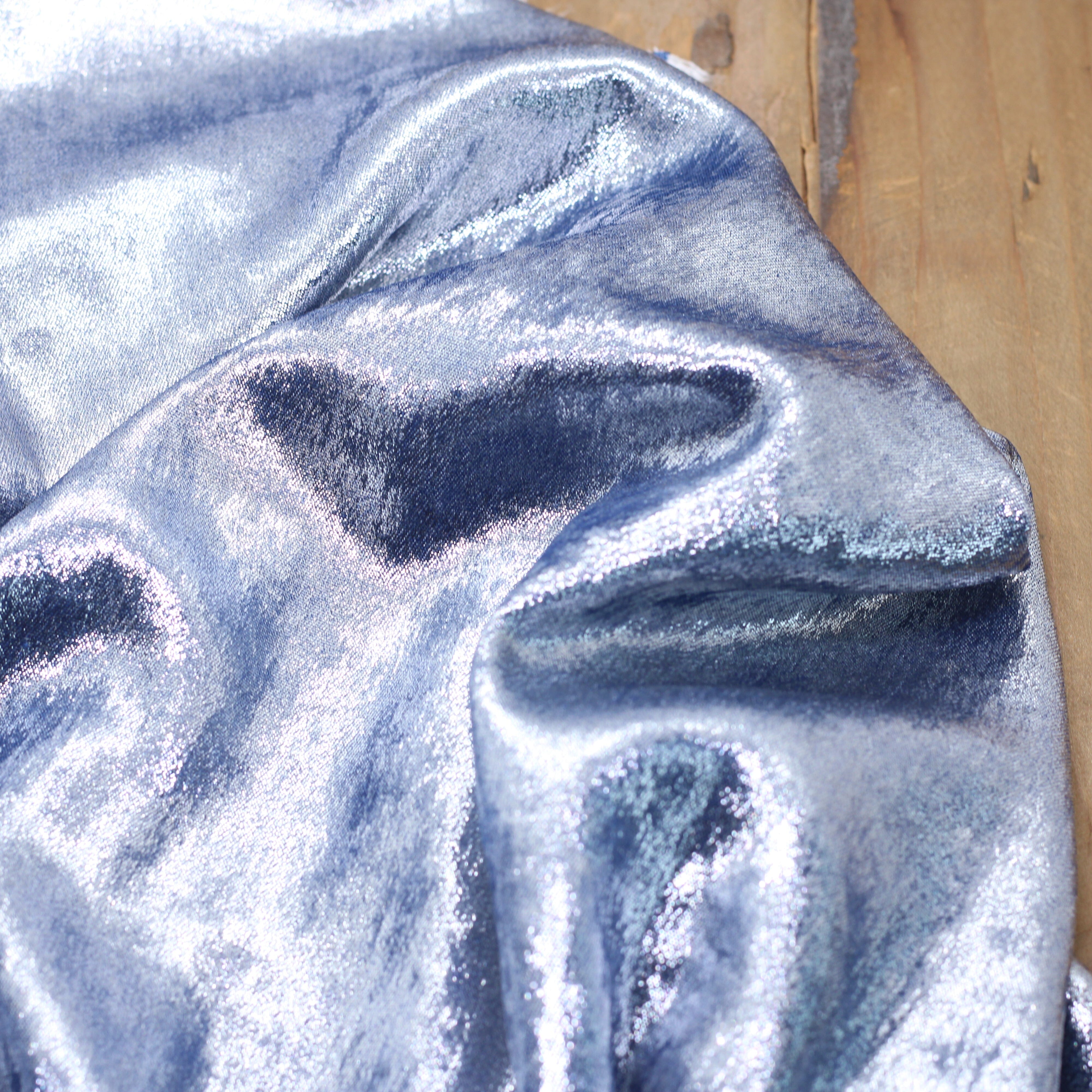 Tissu Satin denim irisé- Bleu/Argent (Vendu x10cm) Tissus Sélection Gaspard & Léonie | Gaspard et Léonie Tissus en ligne et Mercerie à Toulouse