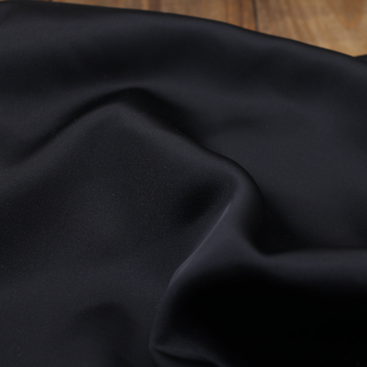 Tissu satin Duchesse uni - Noir (Vendu x10cm) Tissus Sélection Gaspard & Léonie | Gaspard et Léonie Tissus en ligne et Mercerie à Toulouse