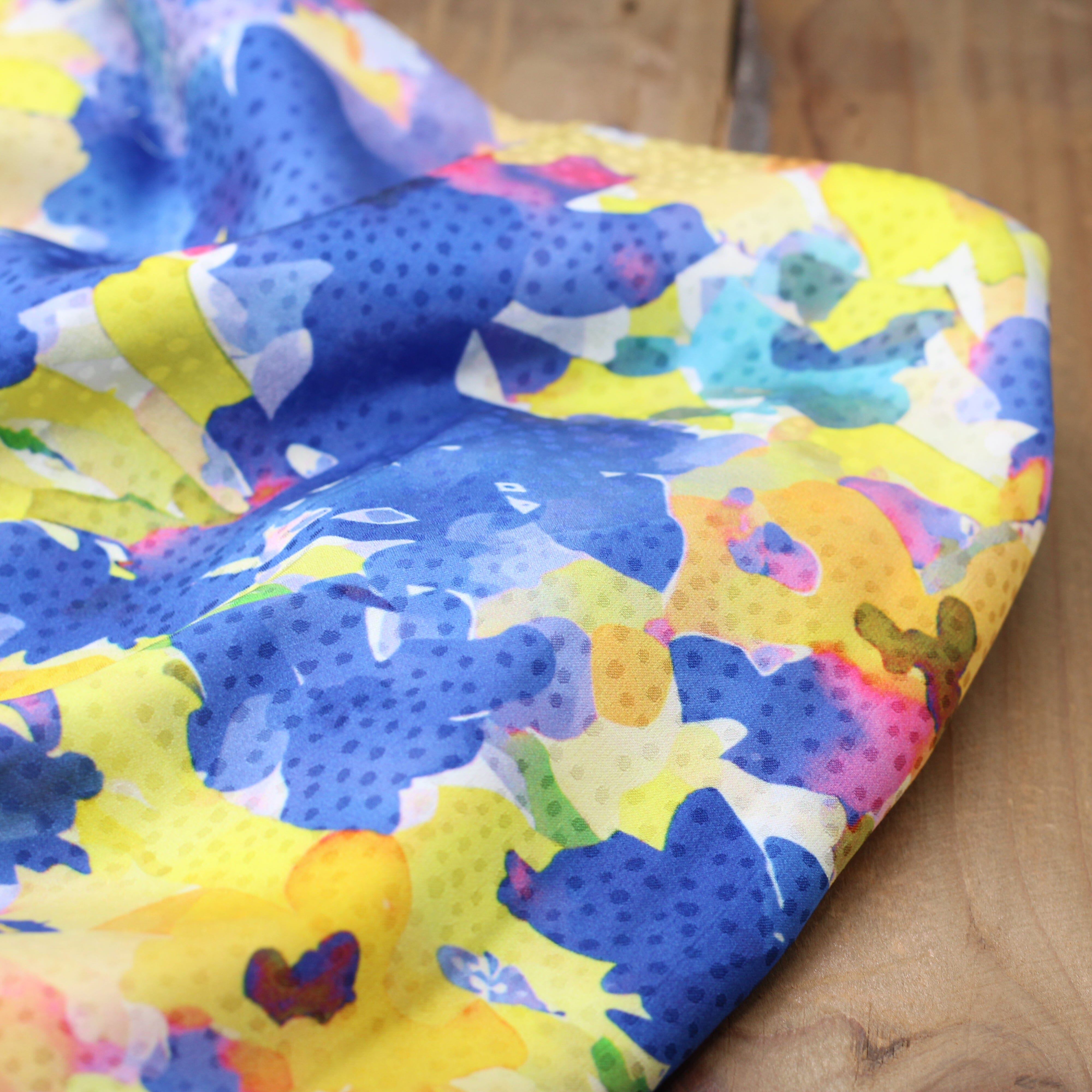 Tissu satin fleuri - EUGENIE - Jaune/Bleu (Vendu x10cm) Tissus Sélection Gaspard & Léonie | Gaspard et Léonie Tissus en ligne et Mercerie à Toulouse