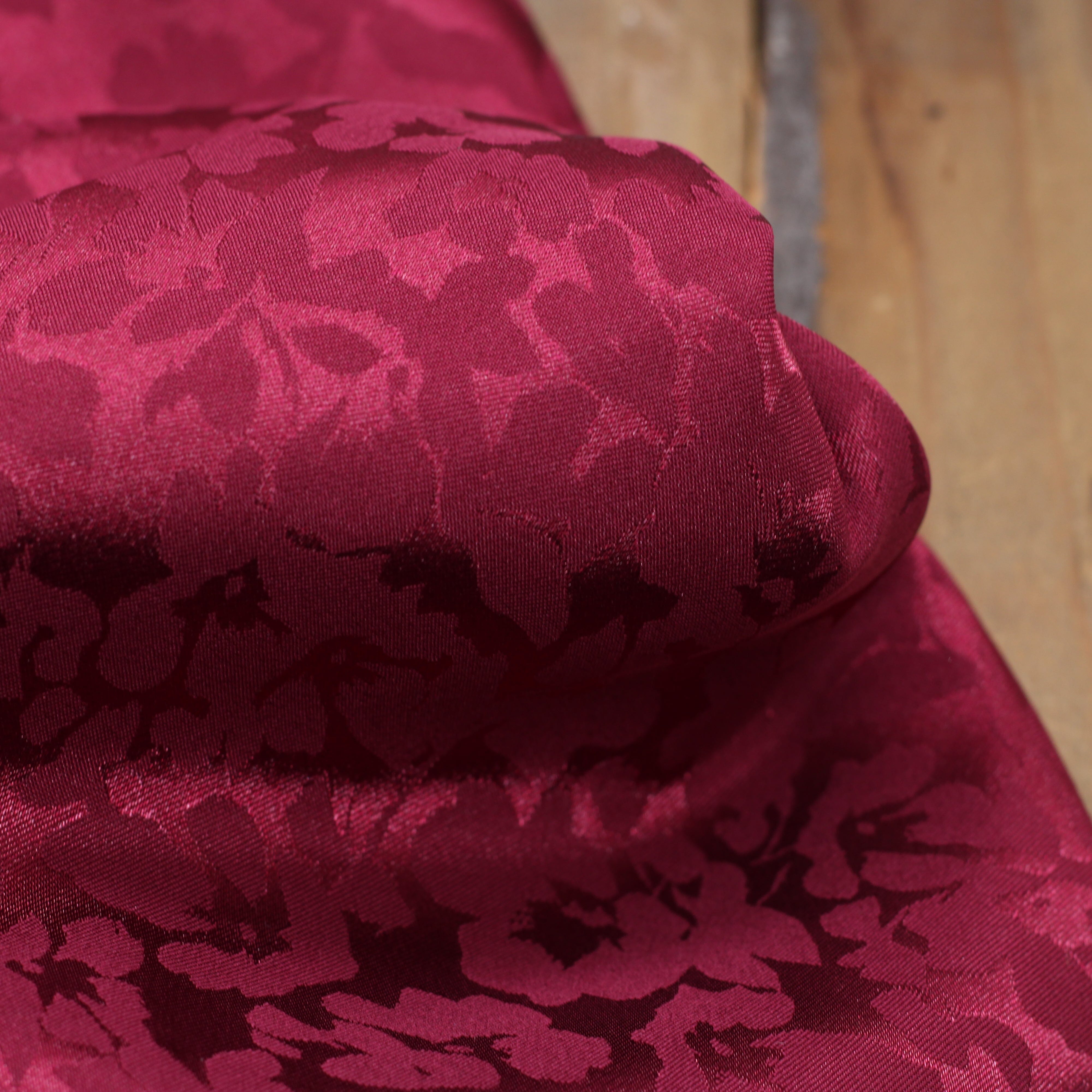 Tissu satin jaquard fleuri - CARLA - Bordeaux lie de vin (Vendu x10cm) Tissus Sélection Gaspard & Léonie | Gaspard et Léonie Tissus en ligne et Mercerie à Toulouse