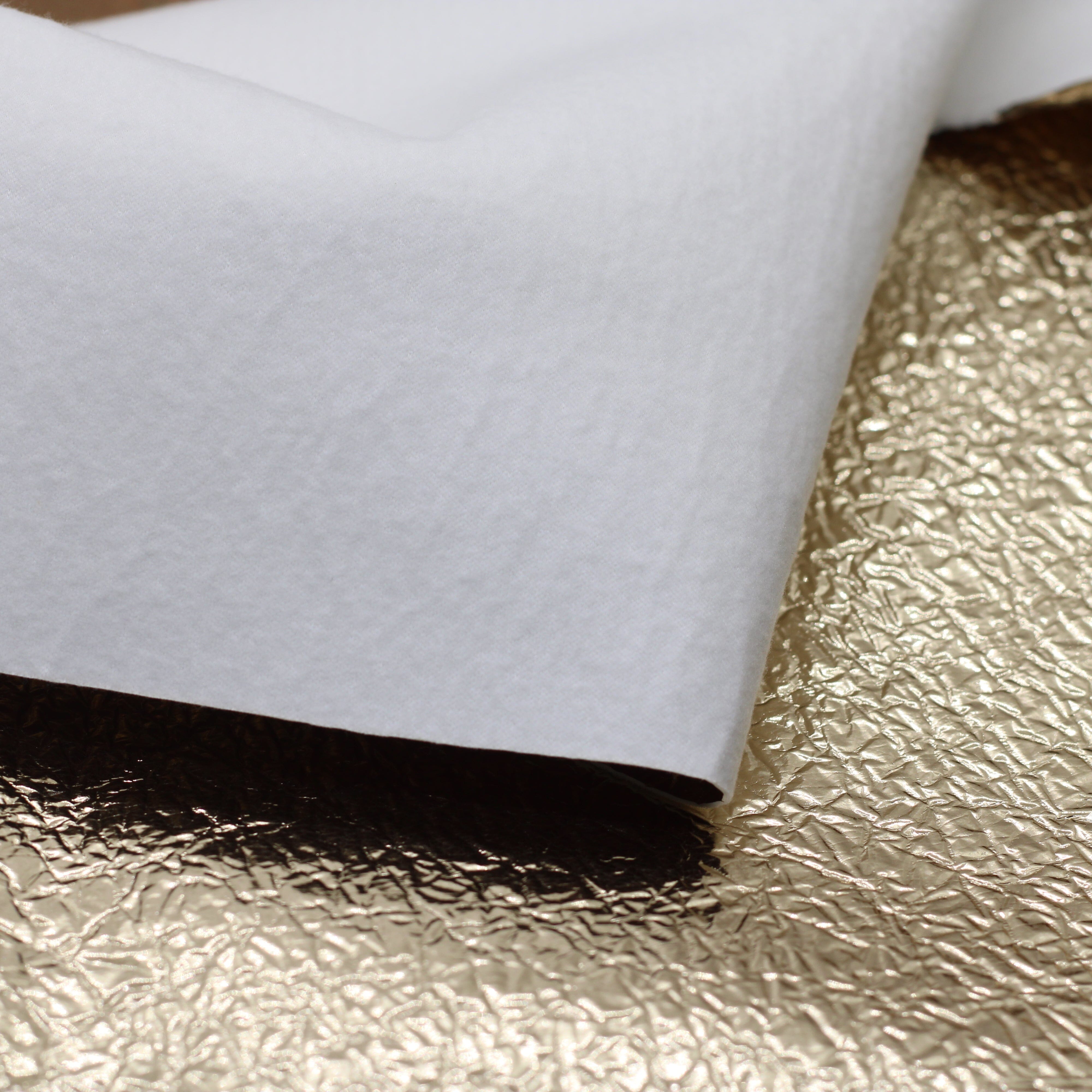 Tissu Simili Cuir froissé Verni - Doré (Vendu x10cm) Tissus Sélection Gaspard et Léonie | Gaspard et Léonie Tissus en ligne et Mercerie à Toulouse