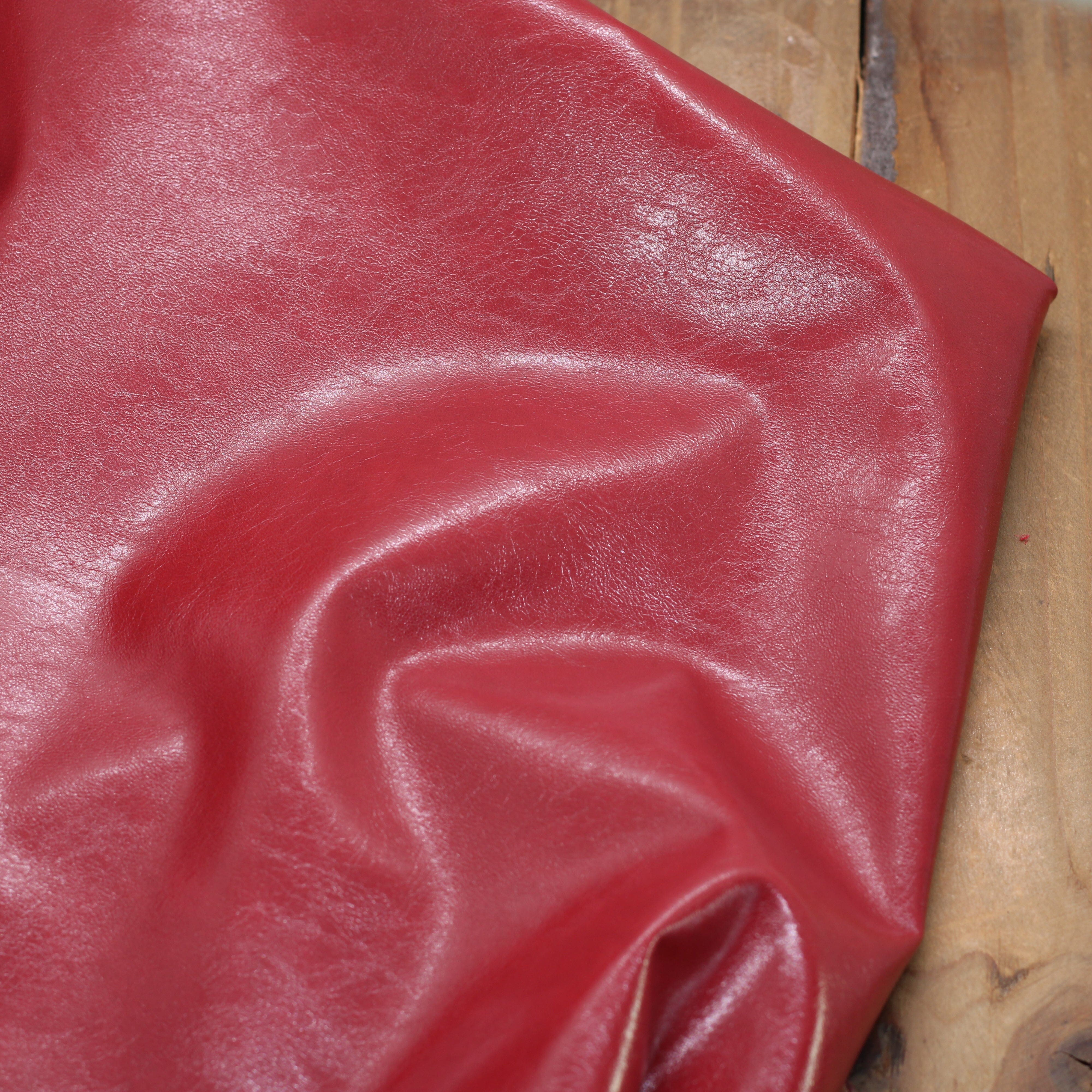 Tissu Simili Cuir Vintage- Rouge bordeaux (Vendu x10cm) Tissus Sélection Gaspard et Léonie | Gaspard et Léonie Tissus en ligne et Mercerie à Toulouse