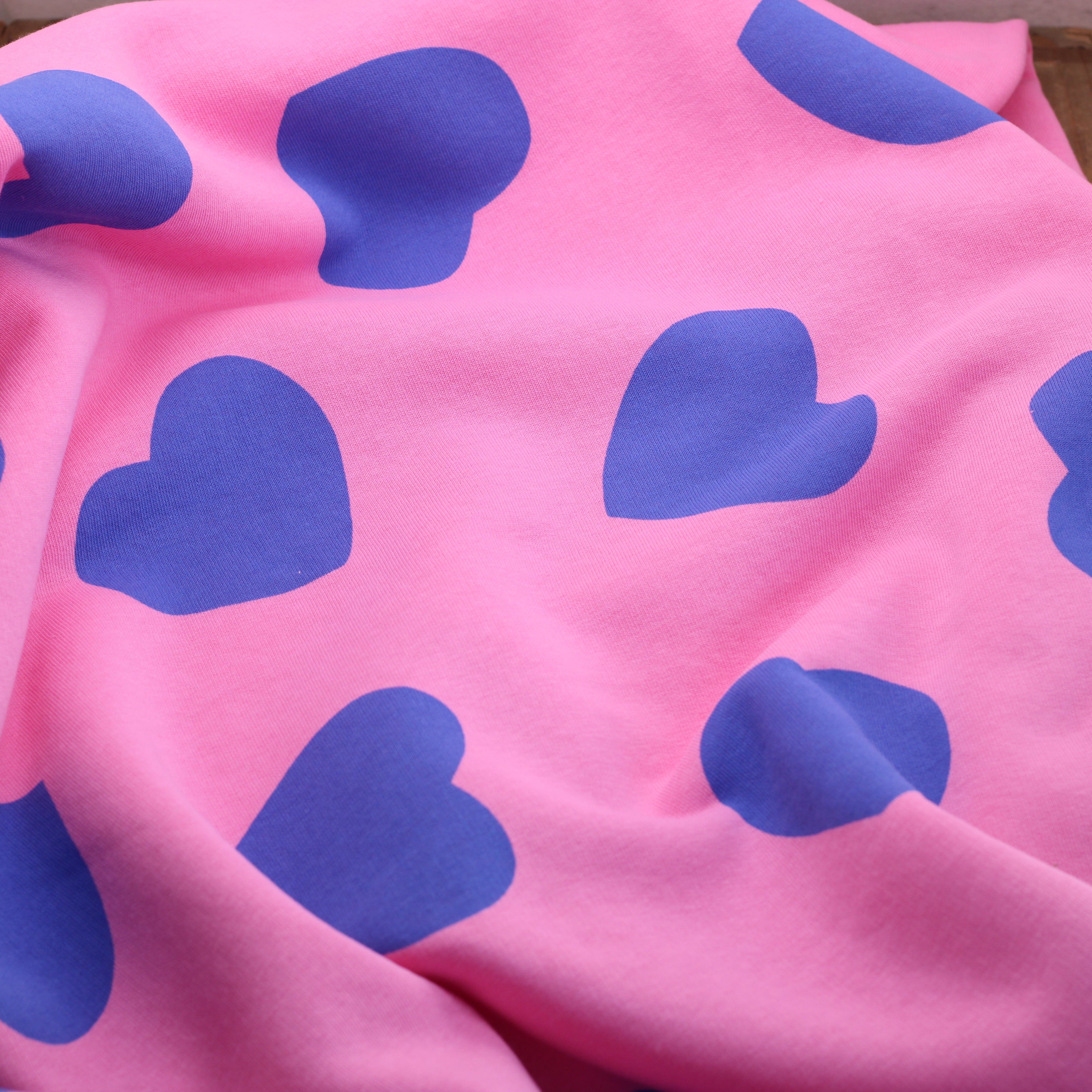 Tissu Sweat Coeurs Bleus - Rose (Vendu x10cm) Tissus Sélection Gaspard & Léonie | Gaspard et Léonie Tissus en ligne et Mercerie à Toulouse