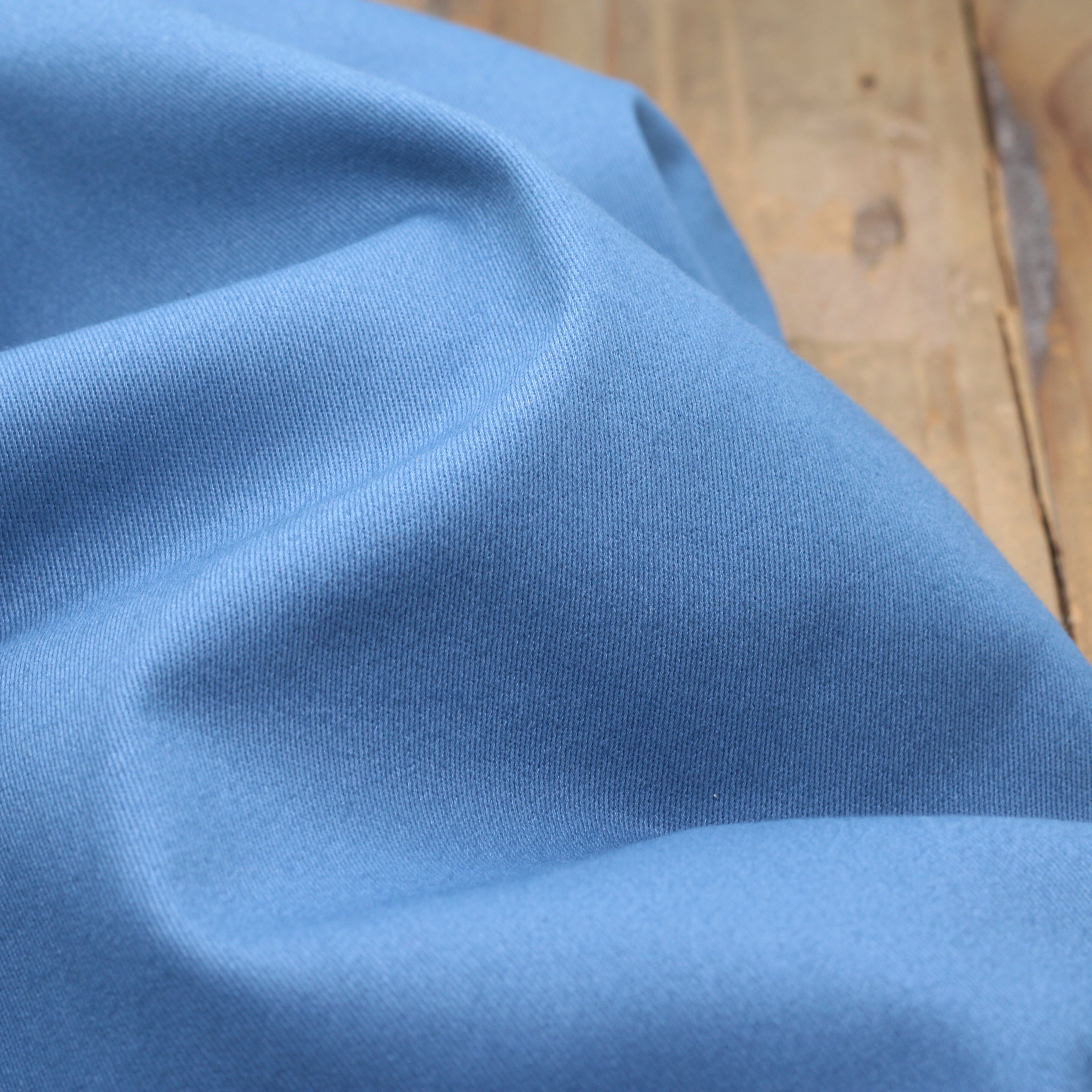 Tissu Twill de coton brossé stretch - CHINO - Bleu denim (Vendu par 10cm) Tissus Sélection Gaspard & Léonie | Gaspard et Léonie Tissus en ligne et Mercerie à Toulouse