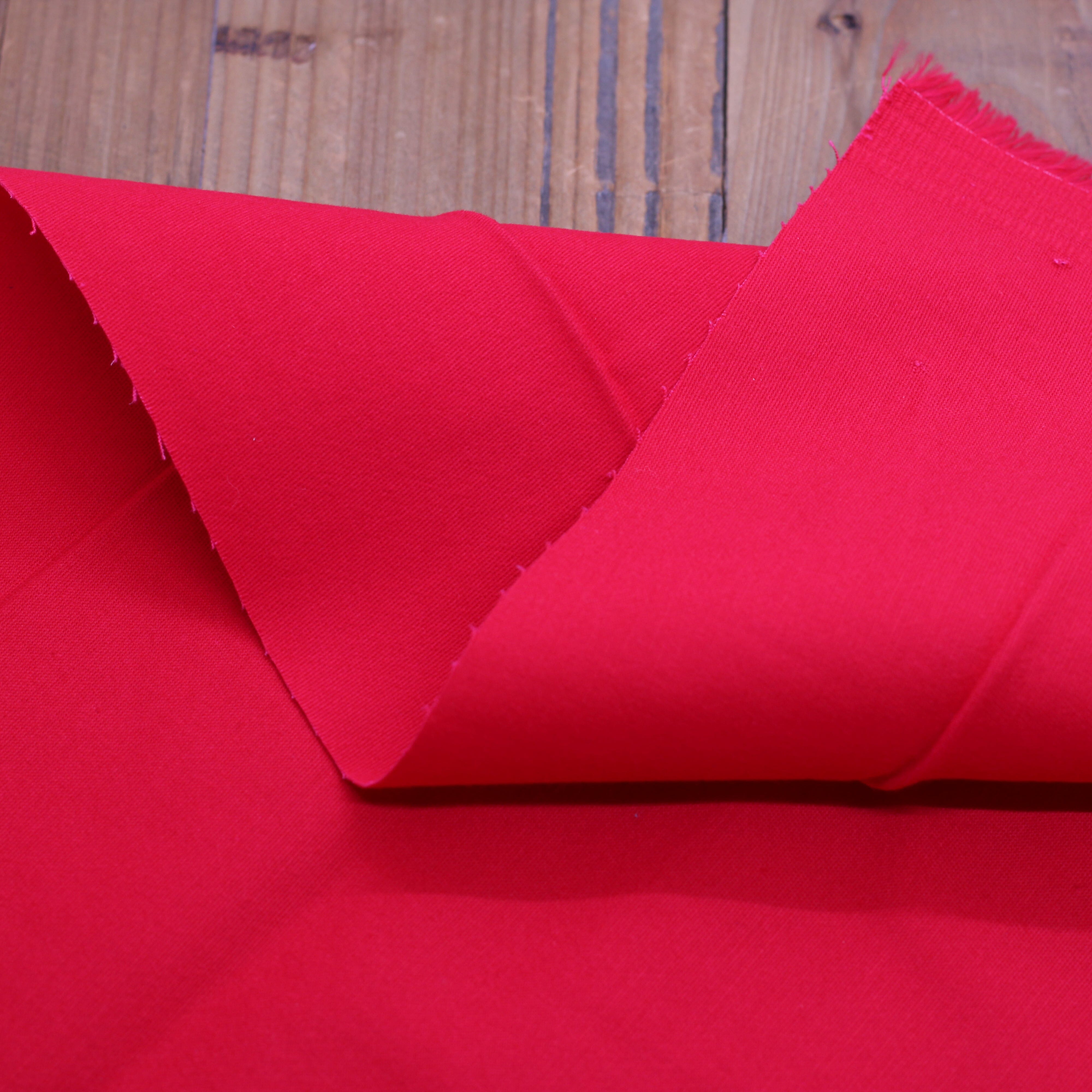 Tissu Twill de coton brossé stretch - CHINO - Rouge (Vendu par 10cm) Tissus Sélection Gaspard & Léonie | Gaspard et Léonie Tissus en ligne et Mercerie à Toulouse