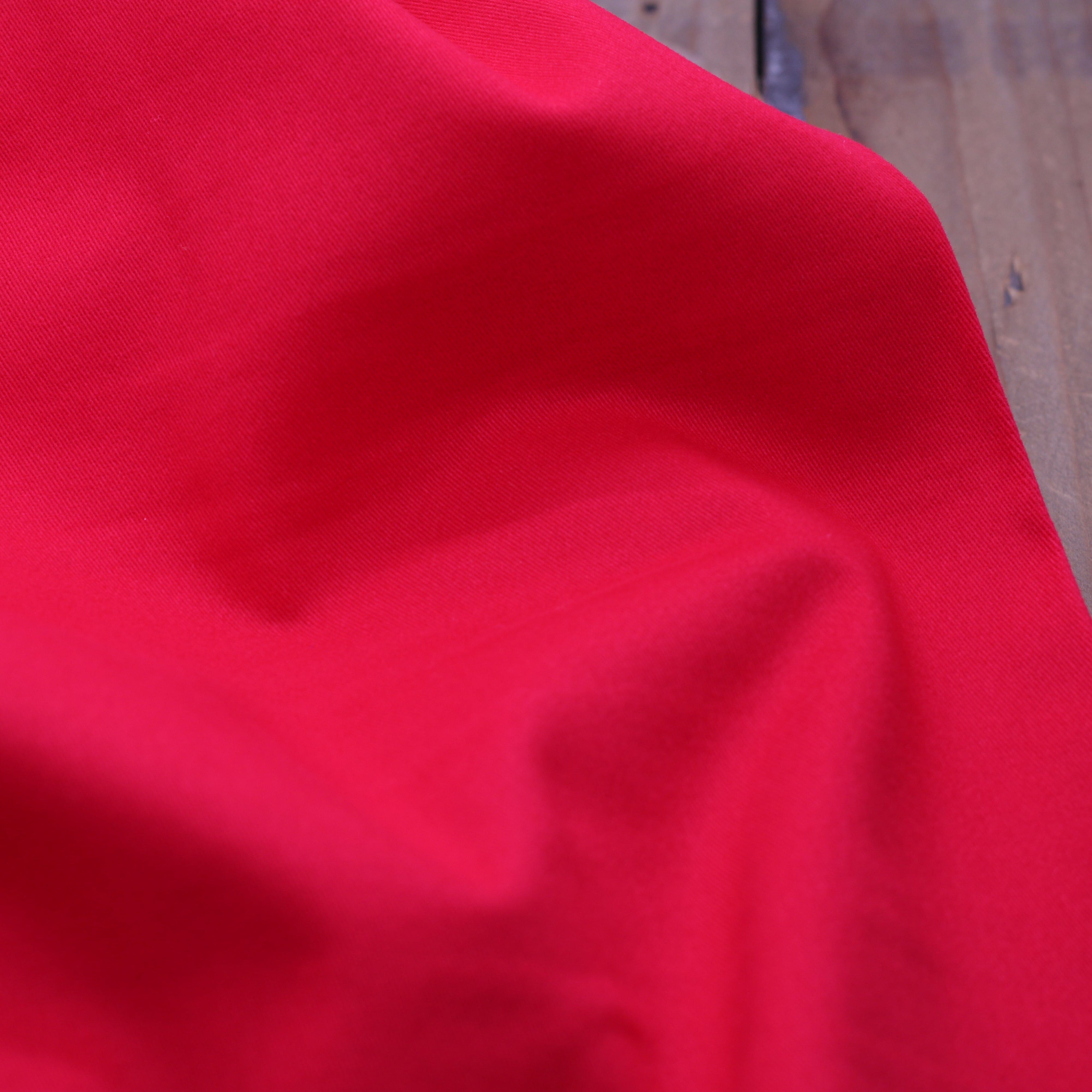 Tissu Twill de coton brossé stretch - CHINO - Rouge (Vendu par 10cm) Tissus Sélection Gaspard & Léonie | Gaspard et Léonie Tissus en ligne et Mercerie à Toulouse