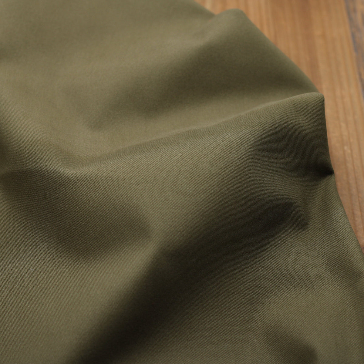 Tissu Twill de coton brossé stretch - CHINO - Vert Kaki (Vendu par 10cm) Tissus Sélection Gaspard & Léonie | Gaspard et Léonie Tissus en ligne et Mercerie à Toulouse