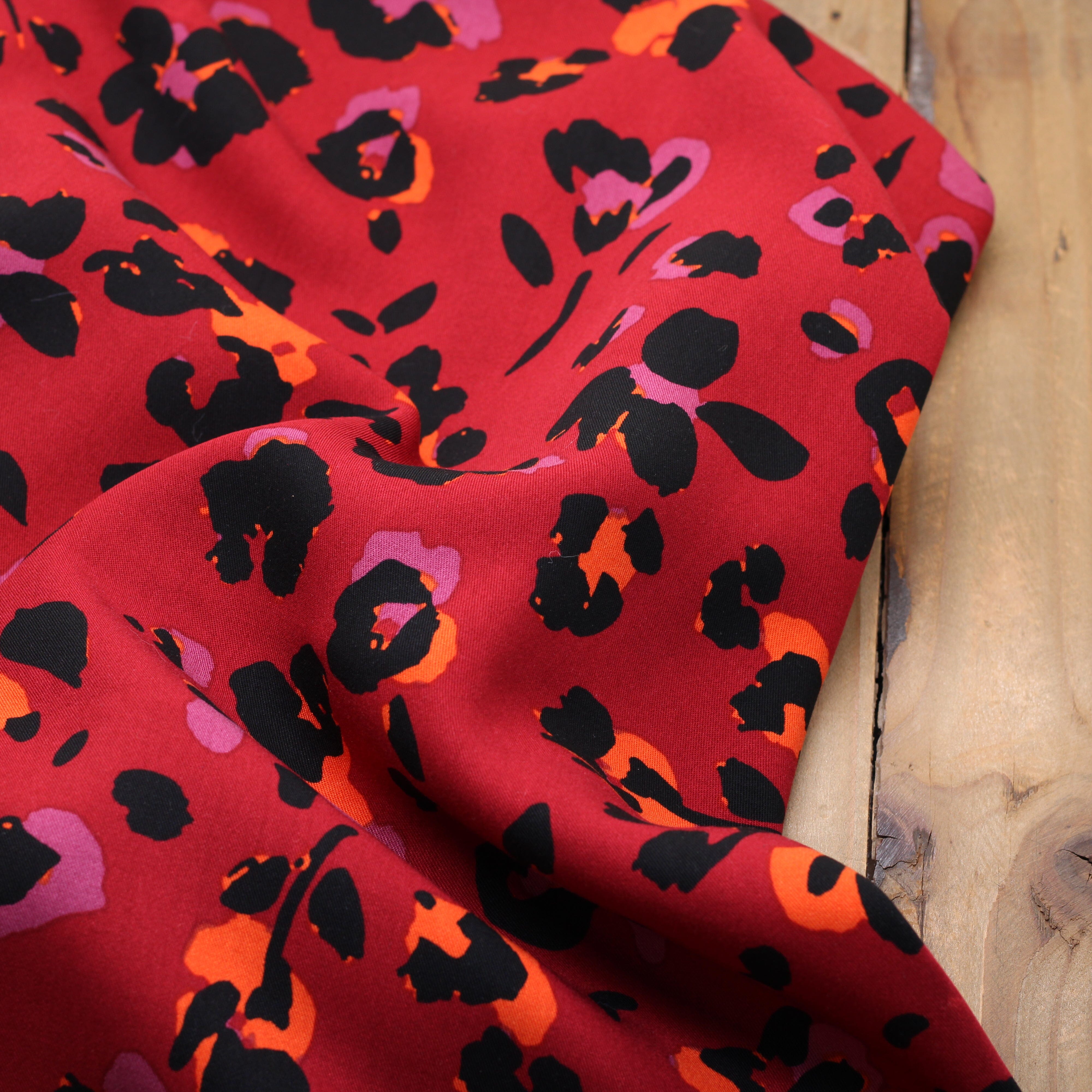 Tissu Twill de viscose - LEOPARD - Rouge (Vendu x10cm) Tissus Sélection Gaspard & Léonie | Gaspard et Léonie Tissus en ligne et Mercerie à Toulouse