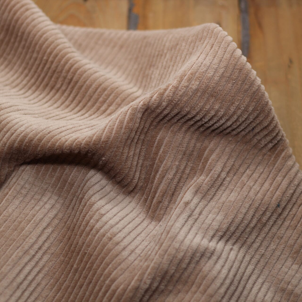 Tissu Velours Grosses côtes - Beige Foncé/Marron clair (vendu x10cm) Tissus Sélection Gaspard & Léonie | Gaspard et Léonie Tissus en ligne et Mercerie à Toulouse