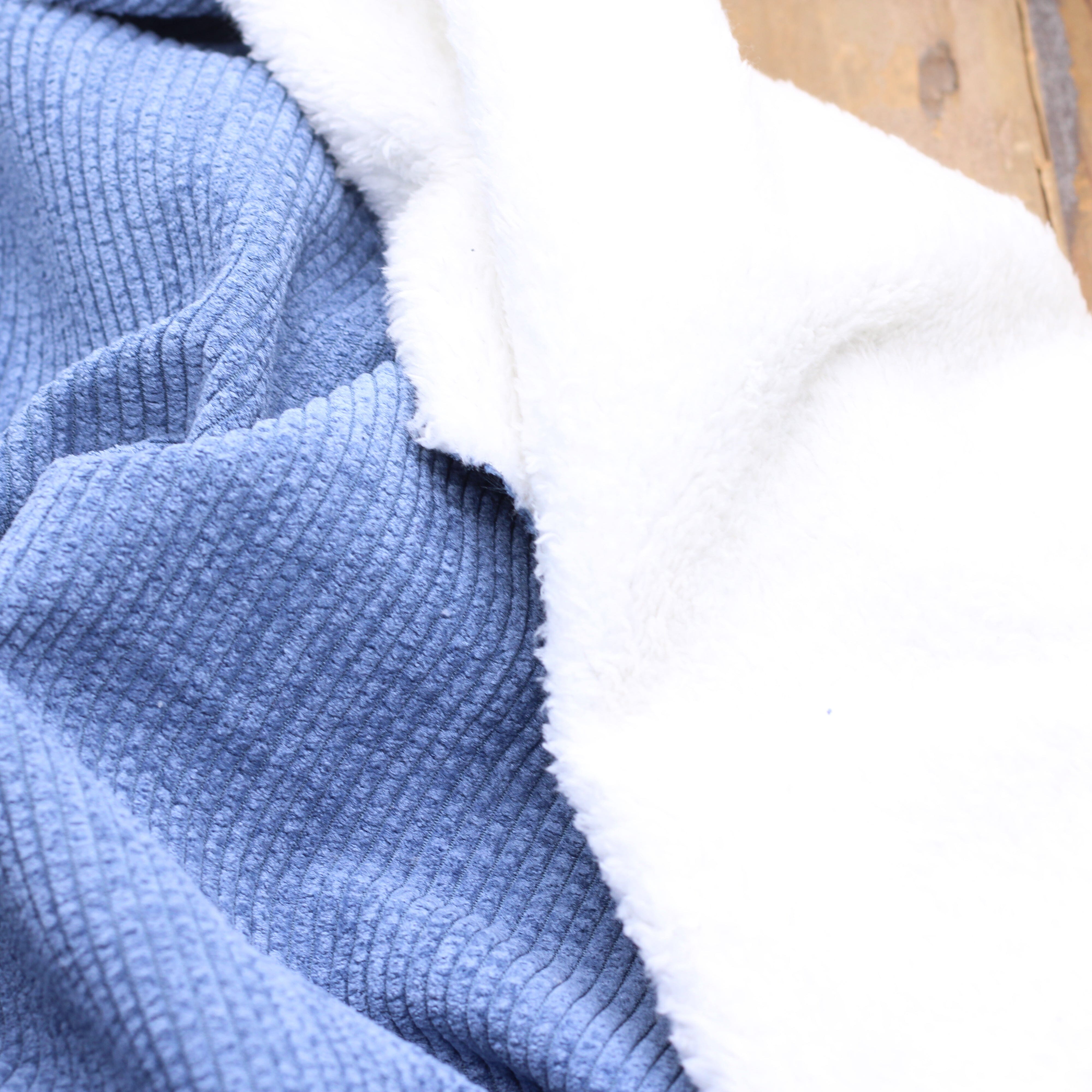 Tissu Velours Grosses côtes doublé fourrure - Bleu denim (vendu x10cm) Tissus Sélection Gaspard & Léonie | Gaspard et Léonie Tissus en ligne et Mercerie à Toulouse
