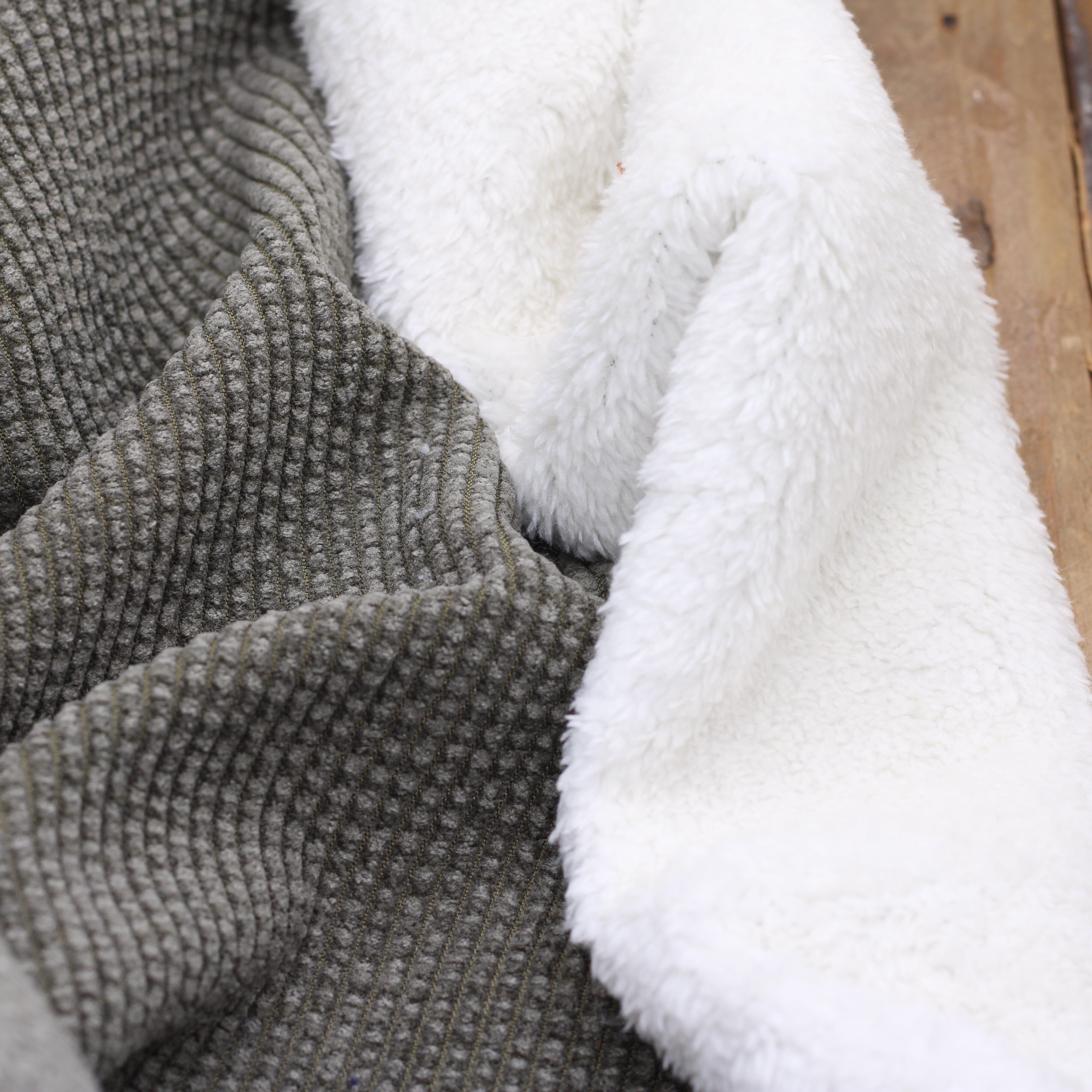 Tissu Velours Grosses côtes doublé fourrure - Kaki (vendu x10cm) Tissus Sélection Gaspard & Léonie | Gaspard et Léonie Tissus en ligne et Mercerie à Toulouse