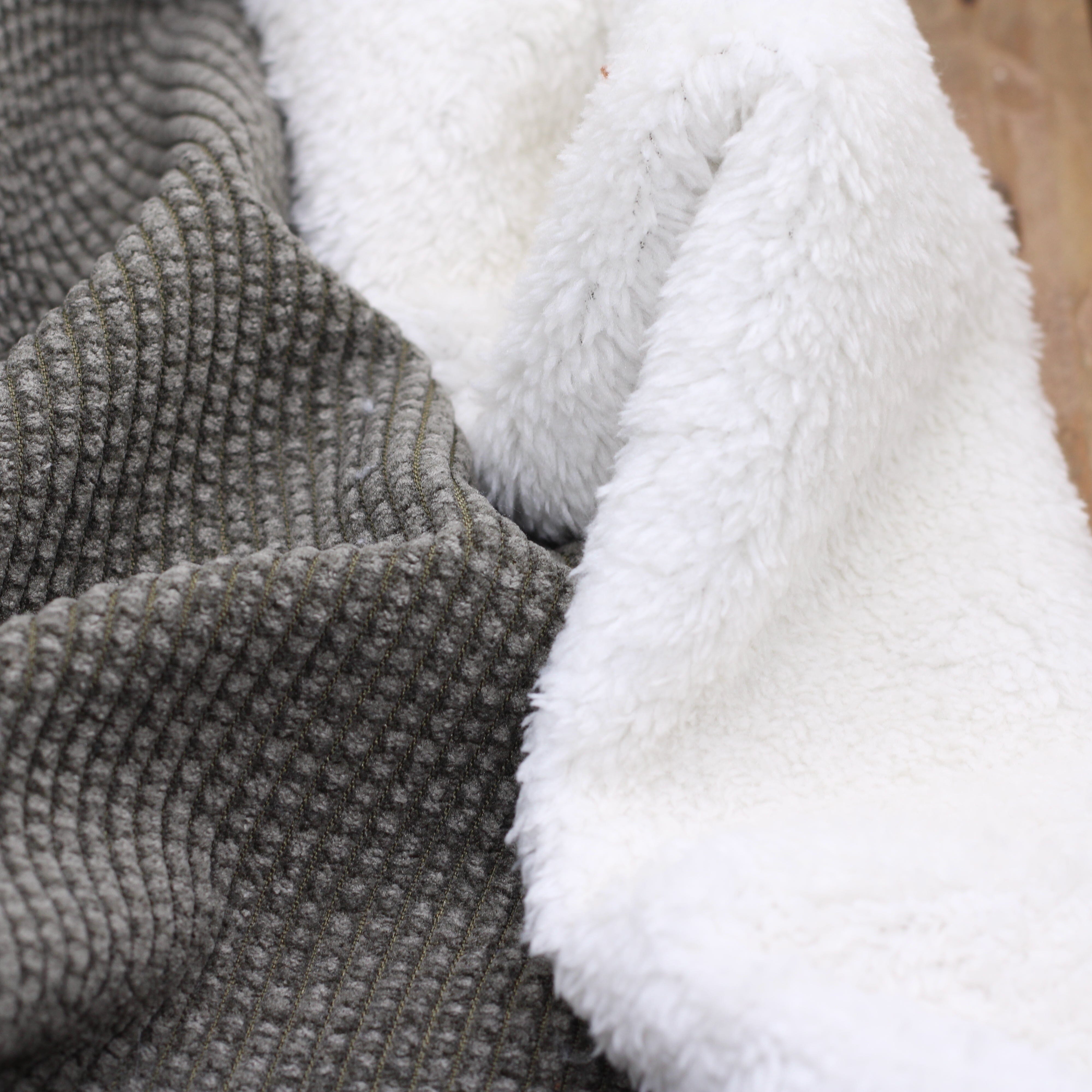 Tissu Velours Grosses côtes doublé fourrure - Kaki (vendu x10cm) Tissus Sélection Gaspard & Léonie | Gaspard et Léonie Tissus en ligne et Mercerie à Toulouse