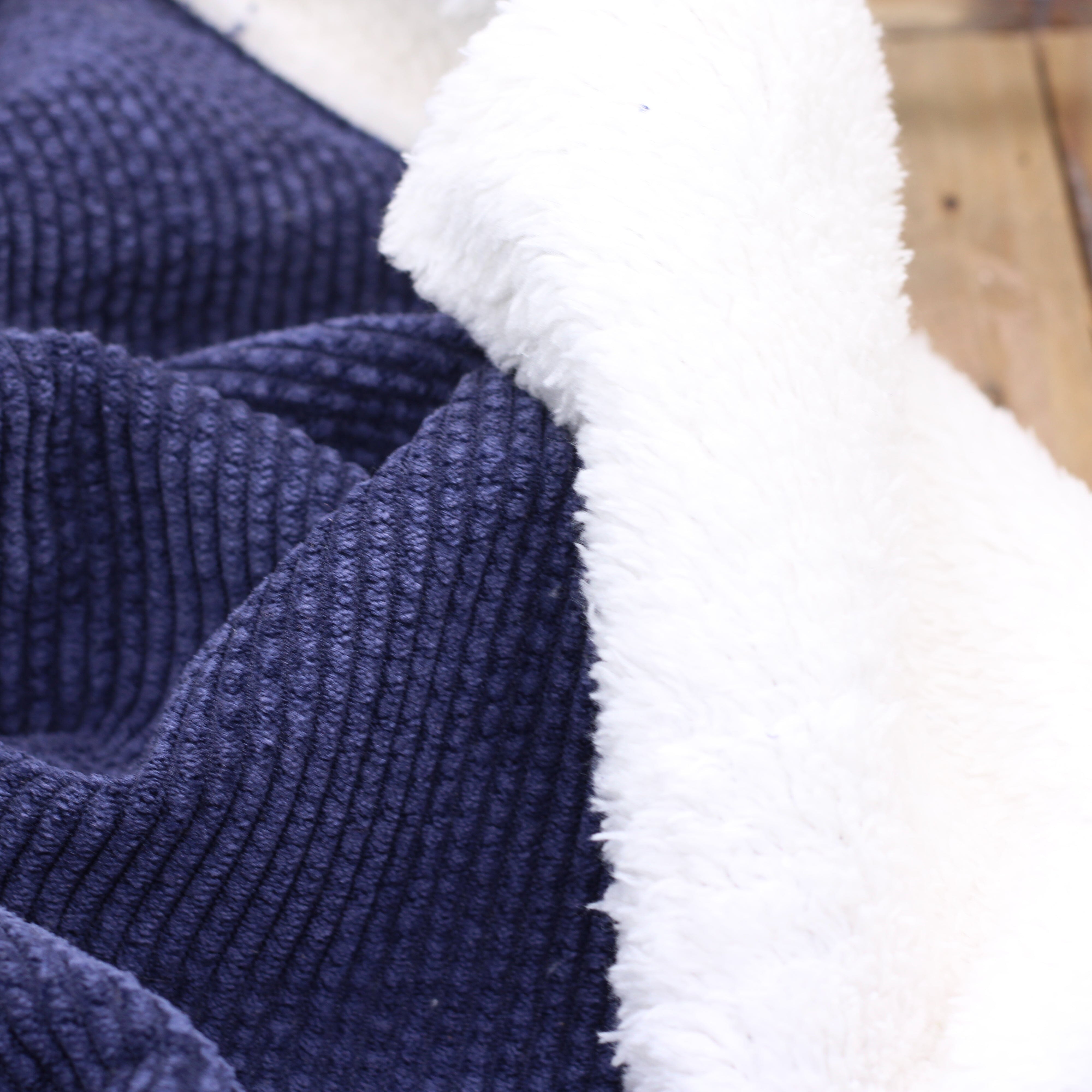 Tissu Velours Grosses côtes doublé fourrure - Marine (vendu x10cm) Tissus Sélection Gaspard & Léonie | Gaspard et Léonie Tissus en ligne et Mercerie à Toulouse