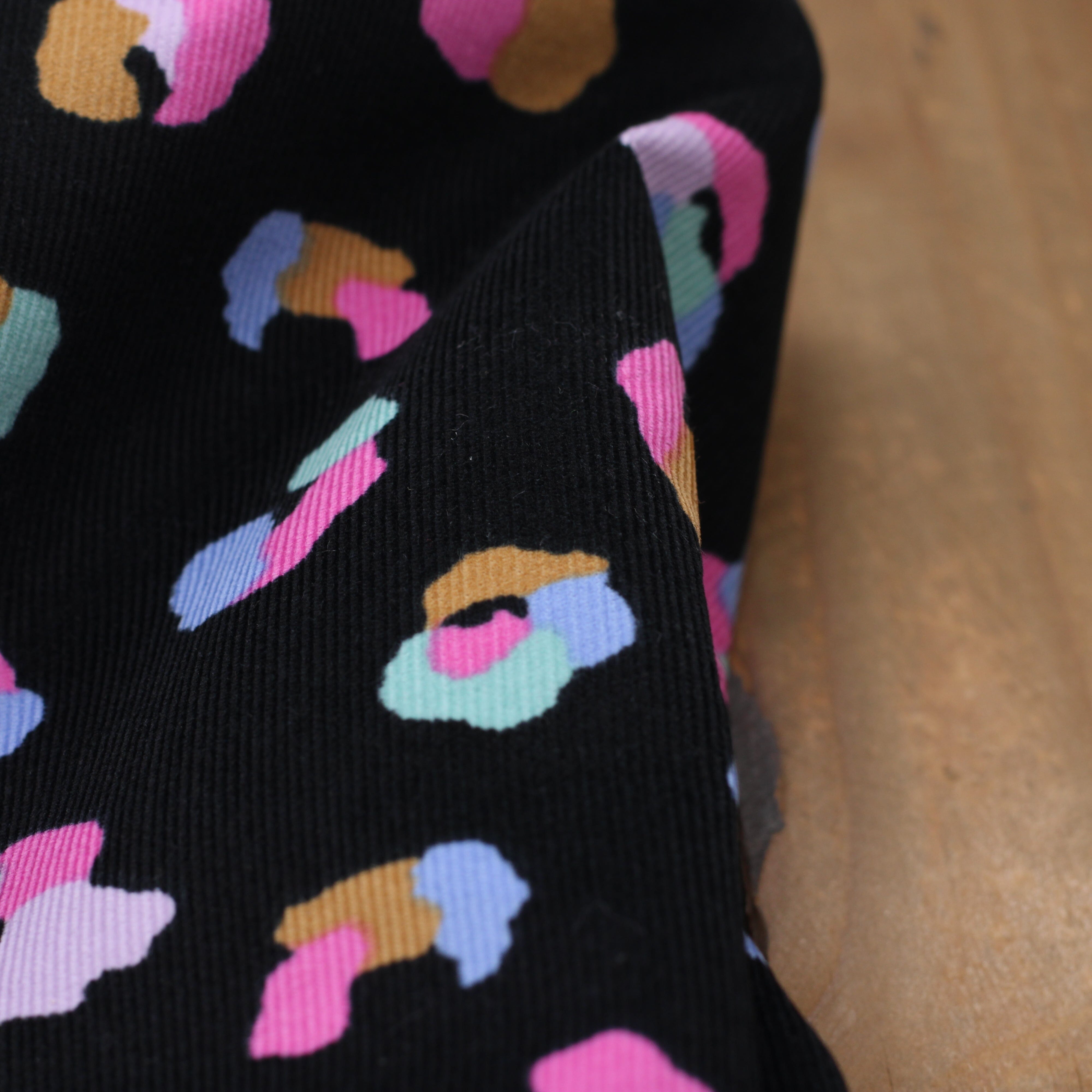 Tissu Velours milleraies - ANIMAL SKIN LEO - Noir - POPPY DESIGNED FOR YOU (vendu x10cm) Tissus POPPY Designed For You | Gaspard et Léonie Tissus en ligne et Mercerie à Toulouse