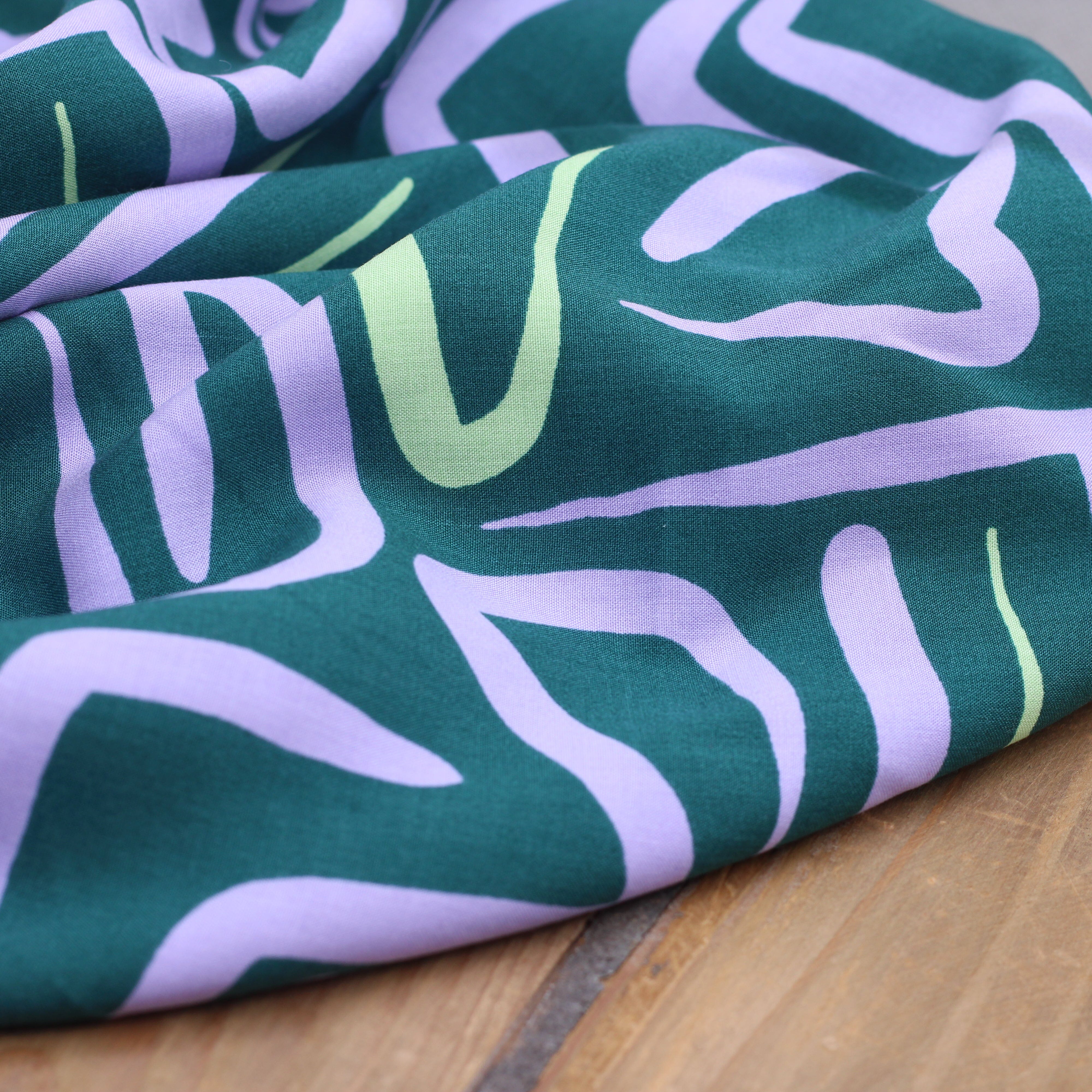 Tissu Viscose - ABSTRACT - Vert (vendu x10cm) Tissus Sélection Gaspard & Léonie | Gaspard et Léonie Tissus en ligne et Mercerie à Toulouse