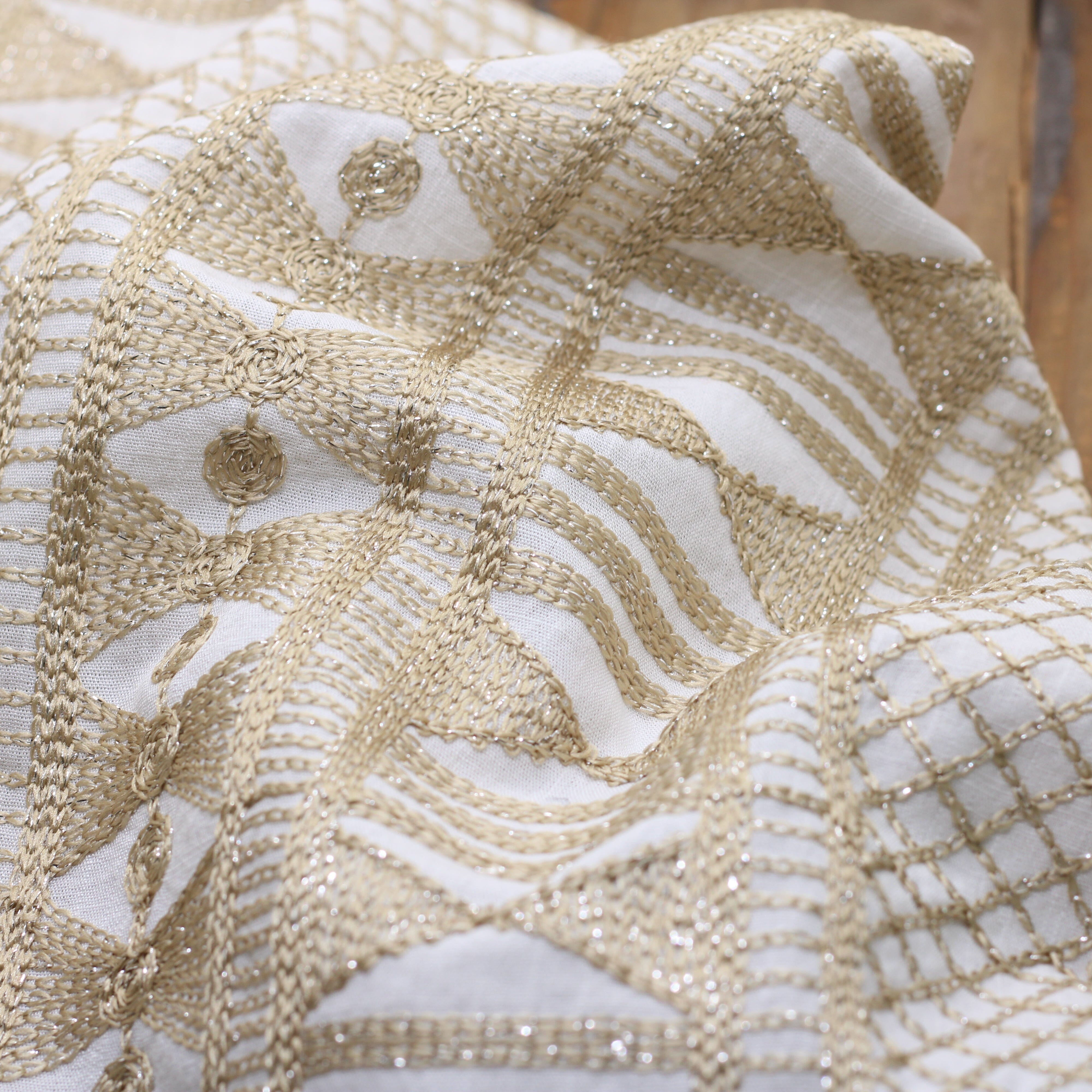 Tissu viscose brodée ATHENA - Blanc/Doré (Vendu x10cm) Tissus Sélection Gaspard & Léonie | Gaspard et Léonie Tissus en ligne et Mercerie à Toulouse