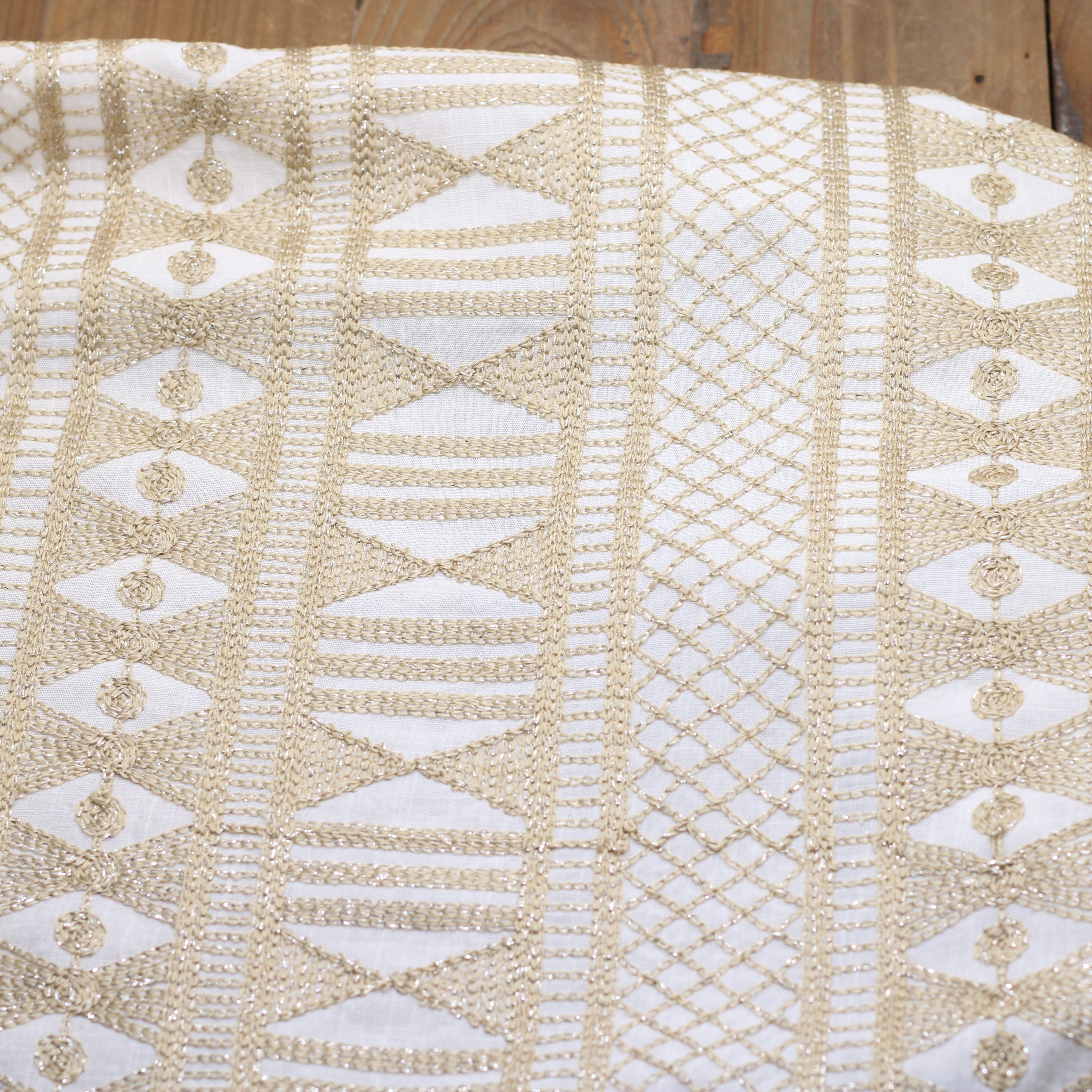 Tissu viscose brodée ATHENA - Blanc/Doré (Vendu x10cm) Tissus Sélection Gaspard & Léonie | Gaspard et Léonie Tissus en ligne et Mercerie à Toulouse
