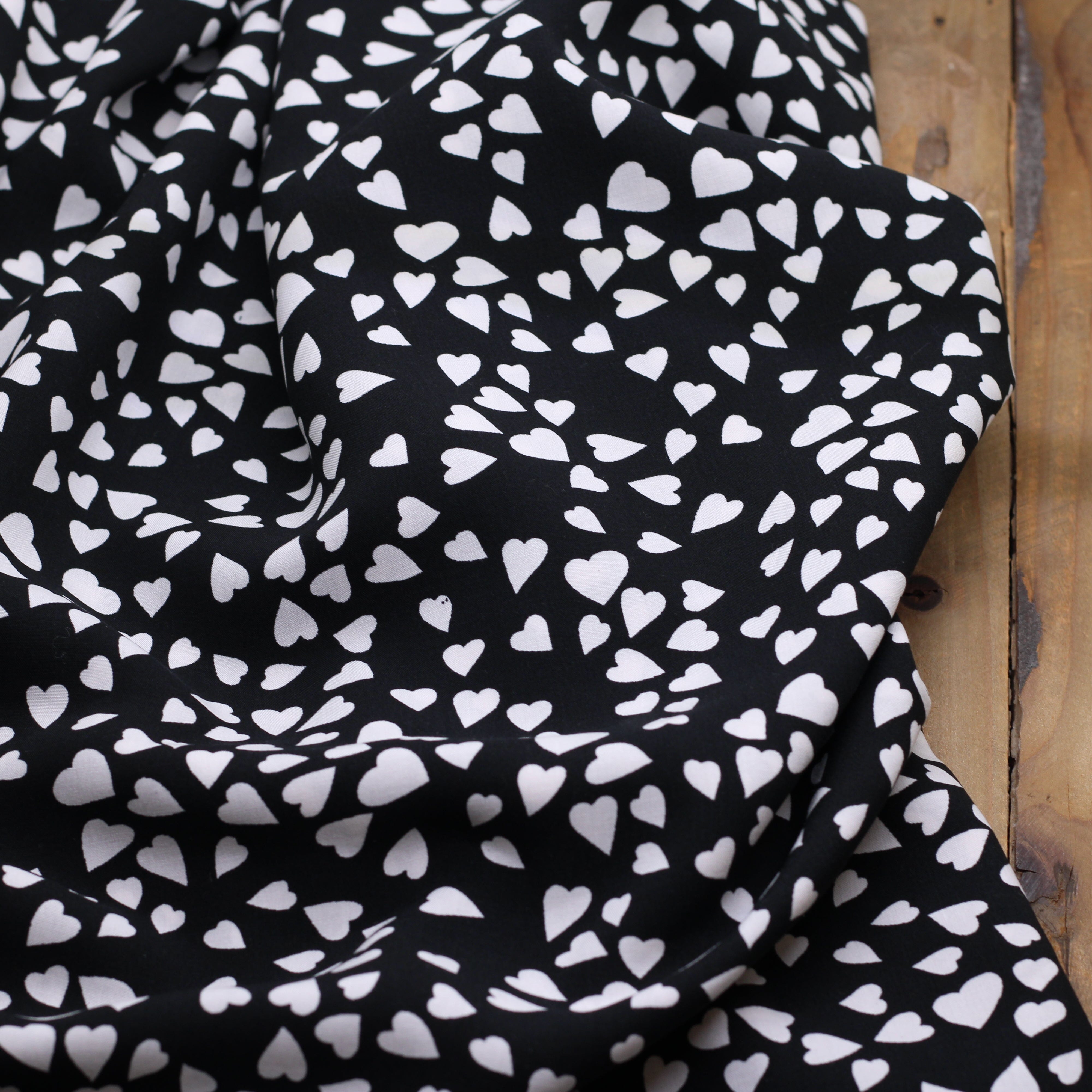 Tissu Viscose Coeurs - Noir (vendu x10cm) Tissus Sélection Gaspard & Léonie | Gaspard et Léonie Tissus en ligne et Mercerie à Toulouse