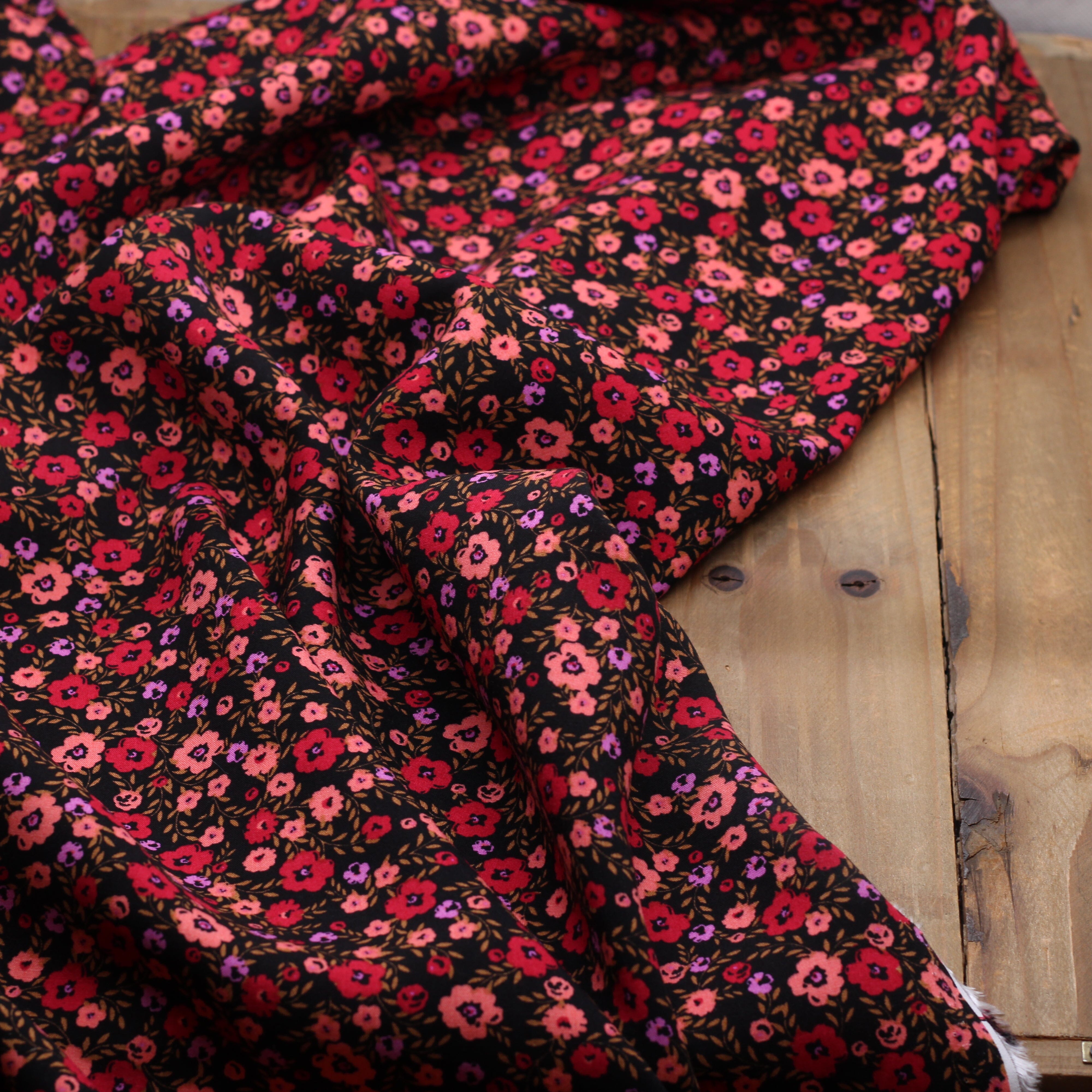 Tissu Viscose - FLEUR - Noir (vendu x10cm) Tissus Sélection Gaspard & Léonie | Gaspard et Léonie Tissus en ligne et Mercerie à Toulouse