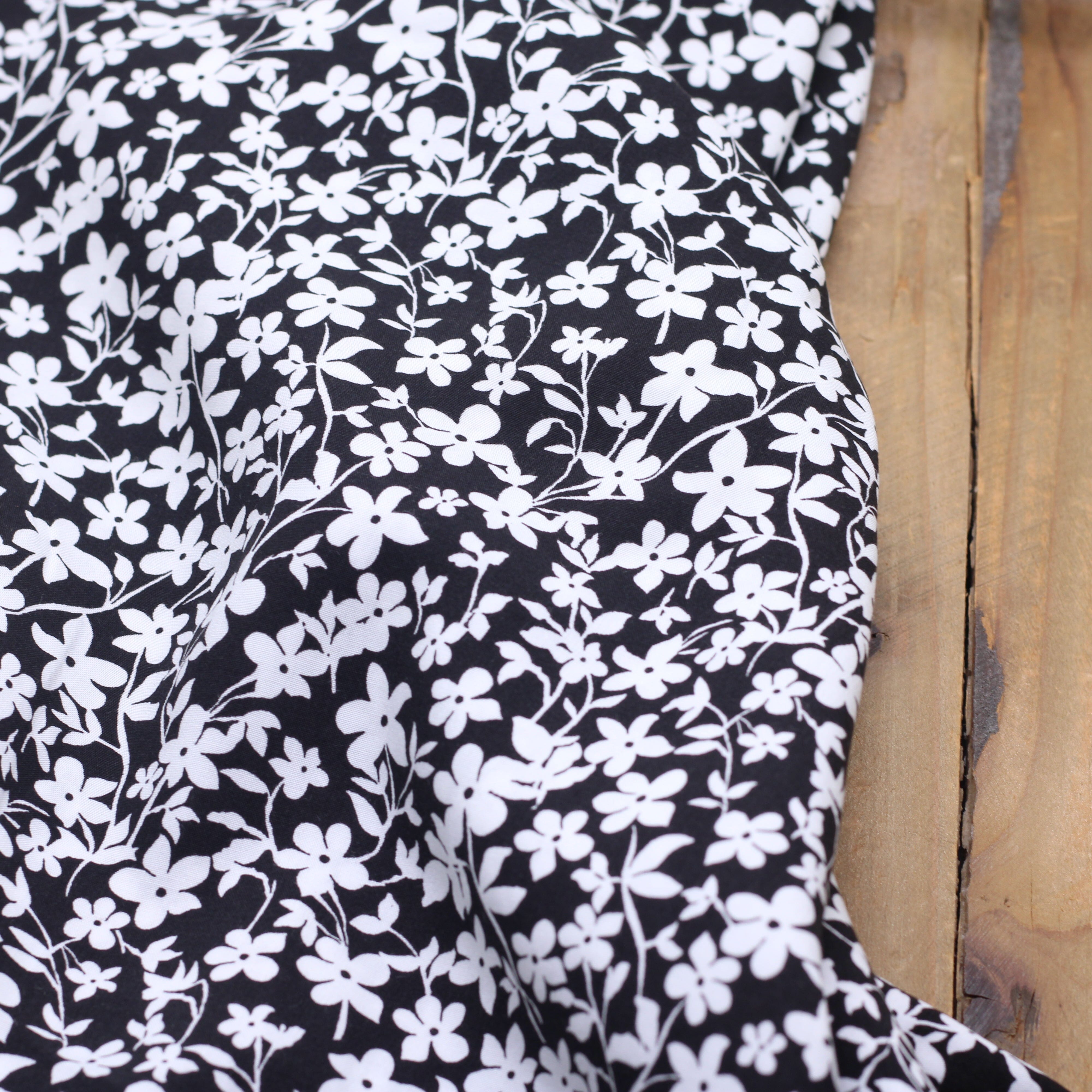 Tissu Viscose - FLEURI - Noir (vendu x10cm) Tissus Sélection Gaspard & Léonie | Gaspard et Léonie Tissus en ligne et Mercerie à Toulouse