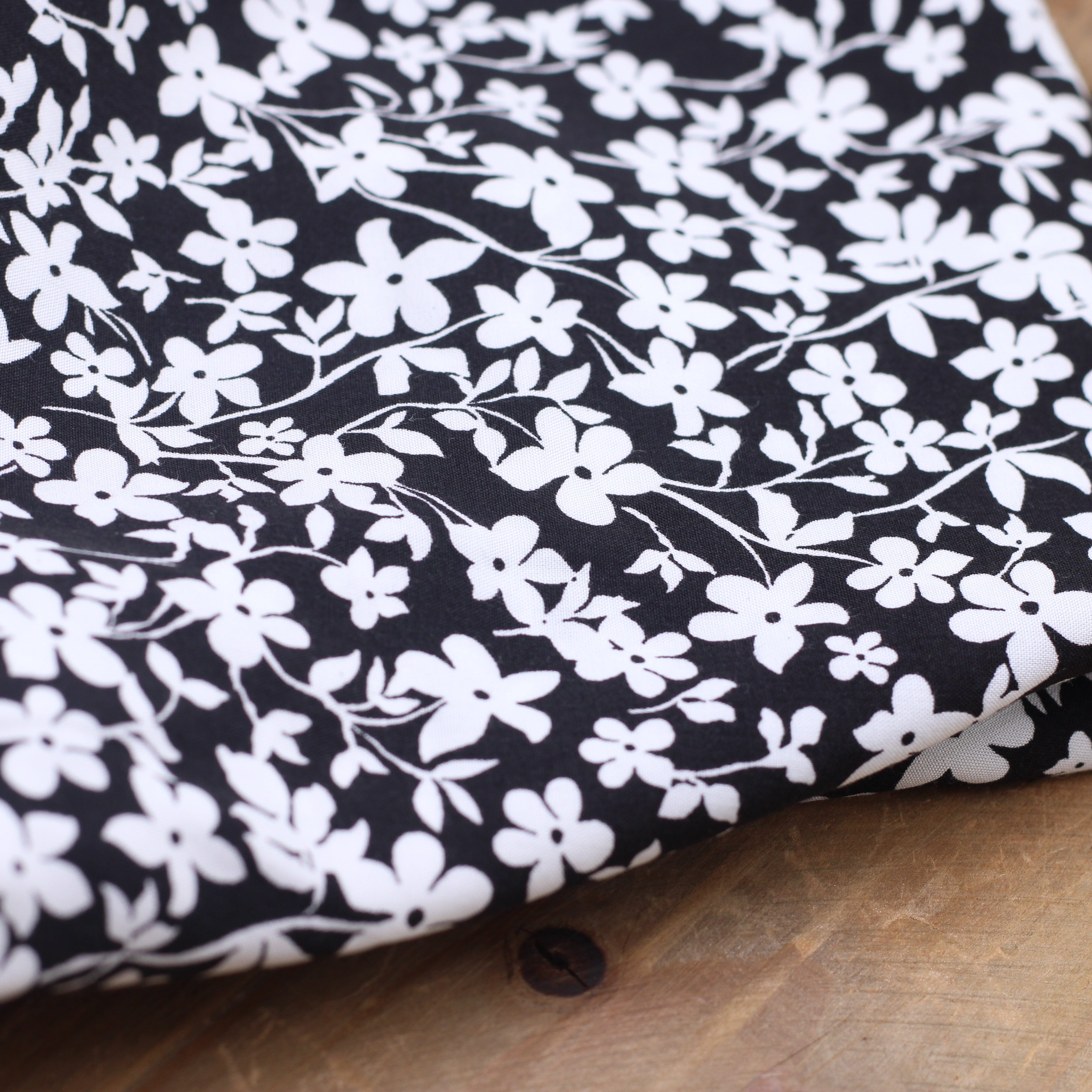 Tissu Viscose - FLEURI - Noir (vendu x10cm) Tissus Sélection Gaspard & Léonie | Gaspard et Léonie Tissus en ligne et Mercerie à Toulouse