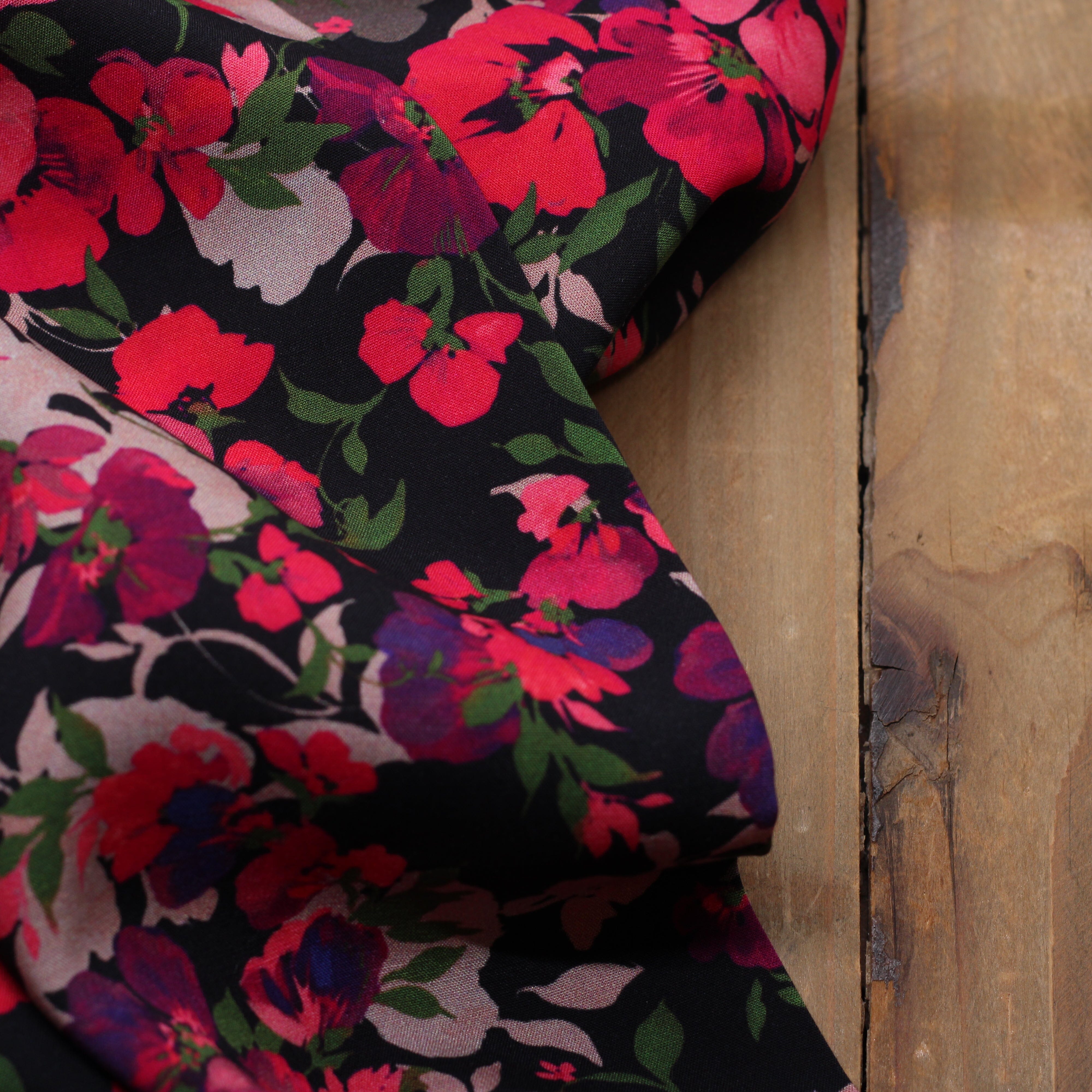 Tissu Viscose Fleuri - ROMI - Noir (vendu x10cm) Tissus Sélection Gaspard & Léonie | Gaspard et Léonie Tissus en ligne et Mercerie à Toulouse