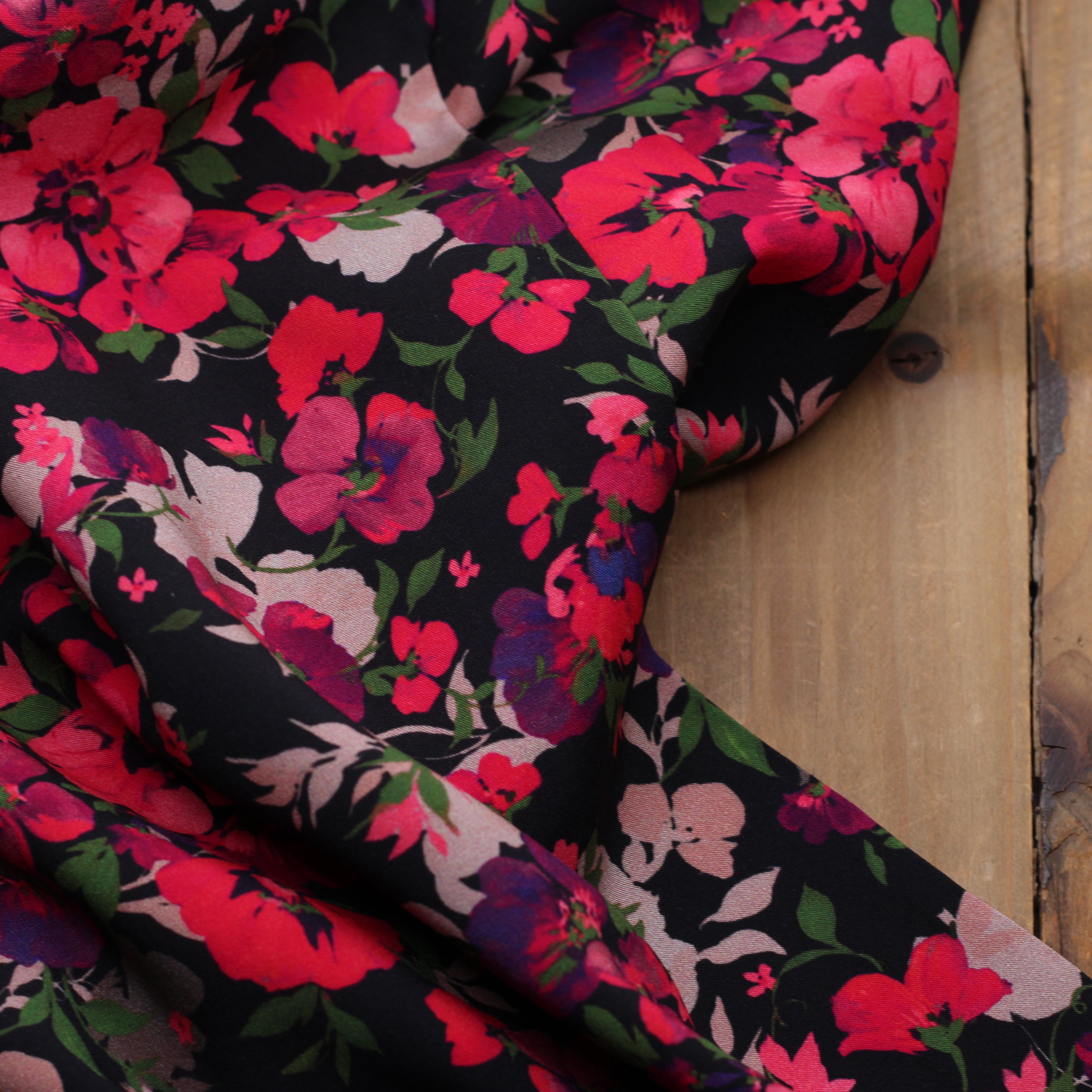 Tissu Viscose Fleuri - ROMI - Noir (vendu x10cm) Tissus Sélection Gaspard & Léonie | Gaspard et Léonie Tissus en ligne et Mercerie à Toulouse