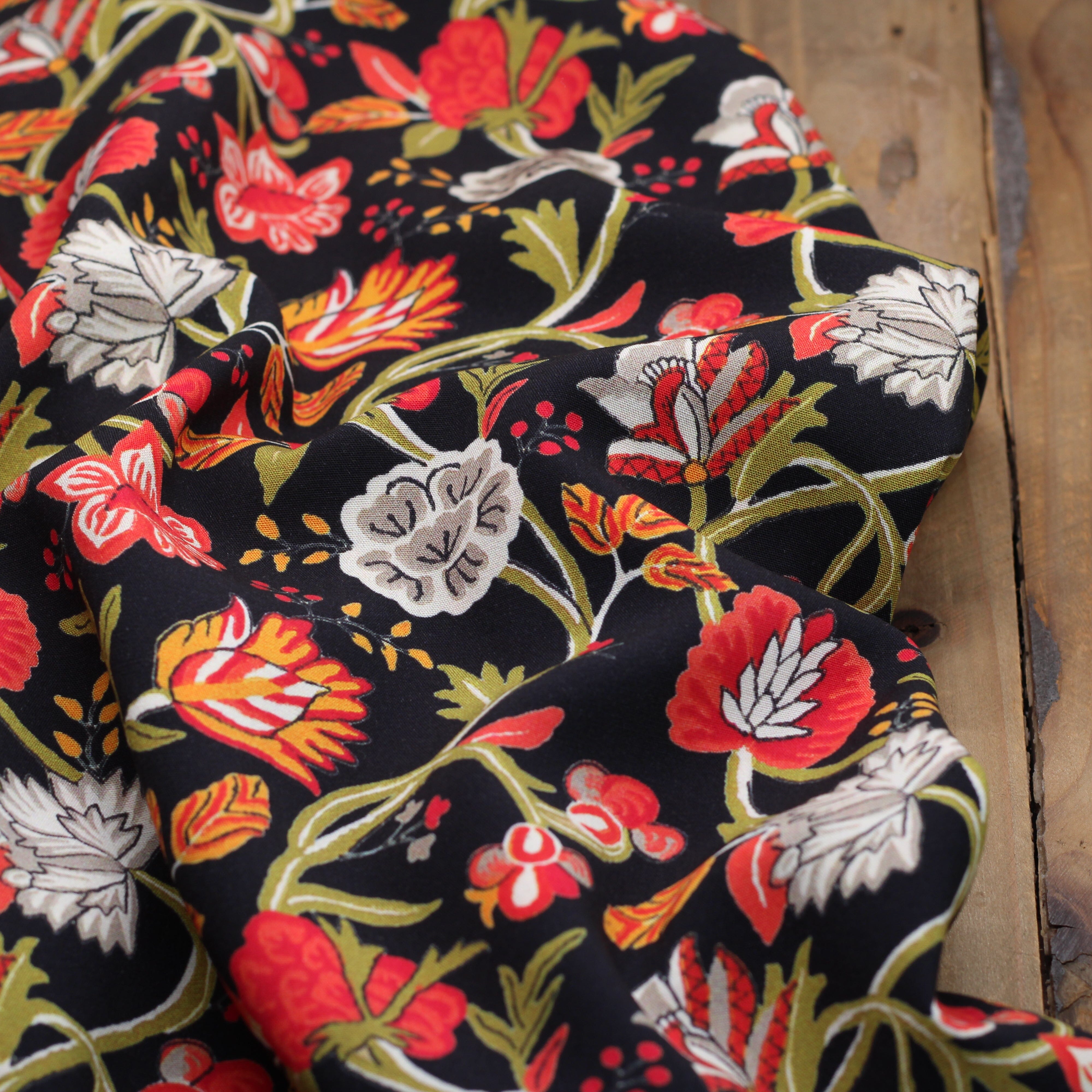 Tissu Viscose Fleuri Stretch ESME - Noir (Vendu x10cm) Tissus Sélection Gaspard & Léonie | Gaspard et Léonie Tissus en ligne et Mercerie à Toulouse