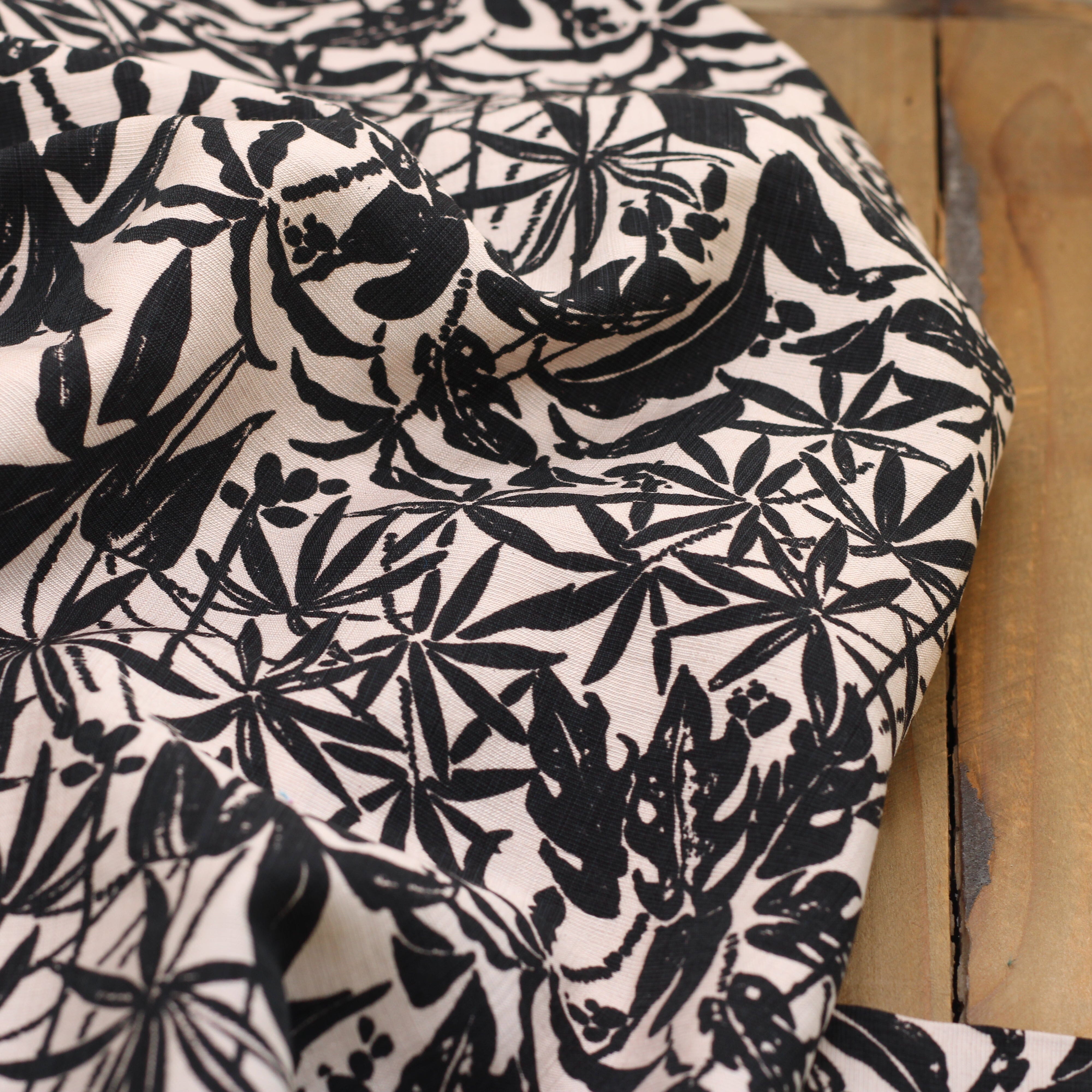 Tissu Viscose Fleuri - SYLVANA - Noir/Ecru (vendu x10cm) Tissus Sélection Gaspard & Léonie | Gaspard et Léonie Tissus en ligne et Mercerie à Toulouse