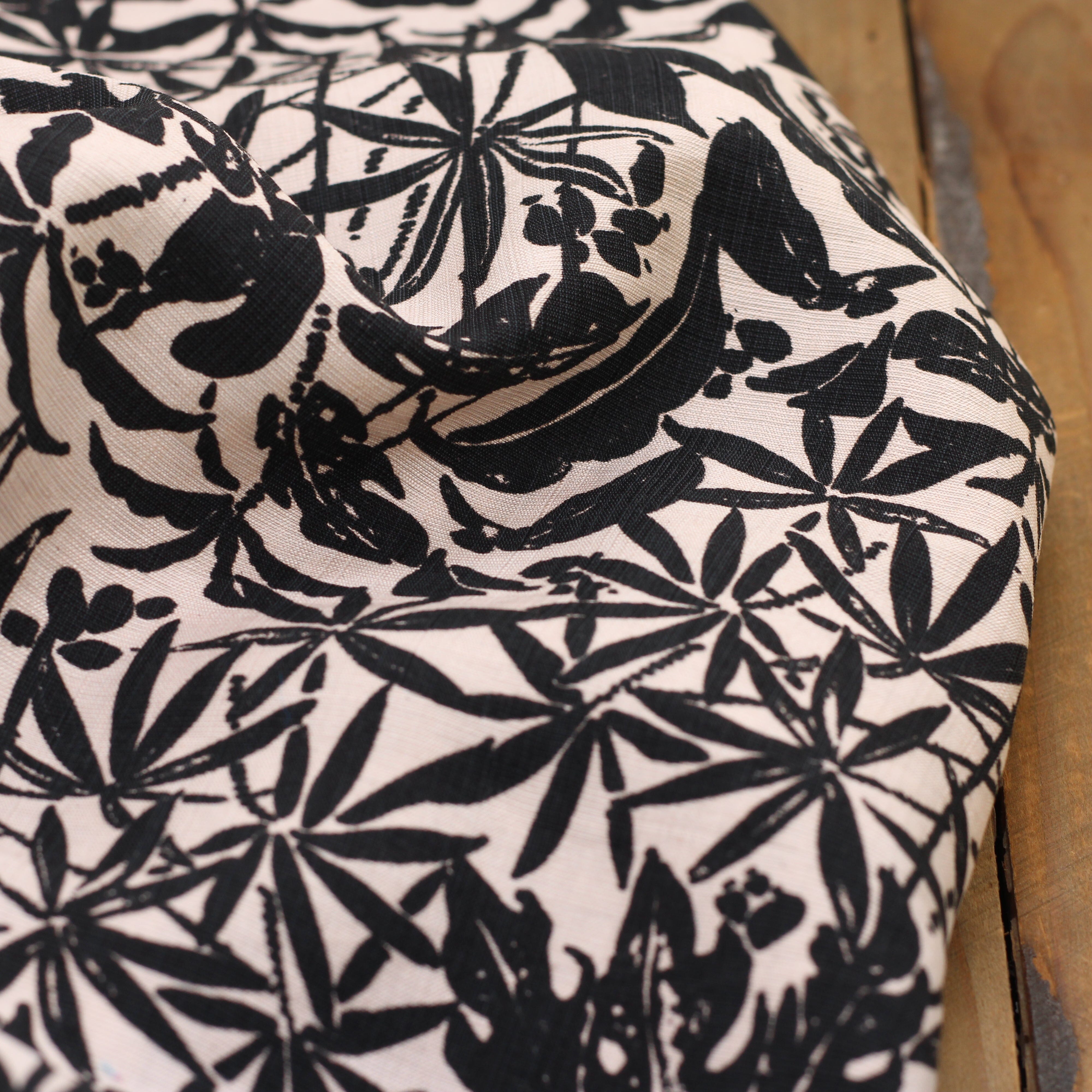 Tissu Viscose Fleuri - SYLVANA - Noir/Ecru (vendu x10cm) Tissus Sélection Gaspard & Léonie | Gaspard et Léonie Tissus en ligne et Mercerie à Toulouse